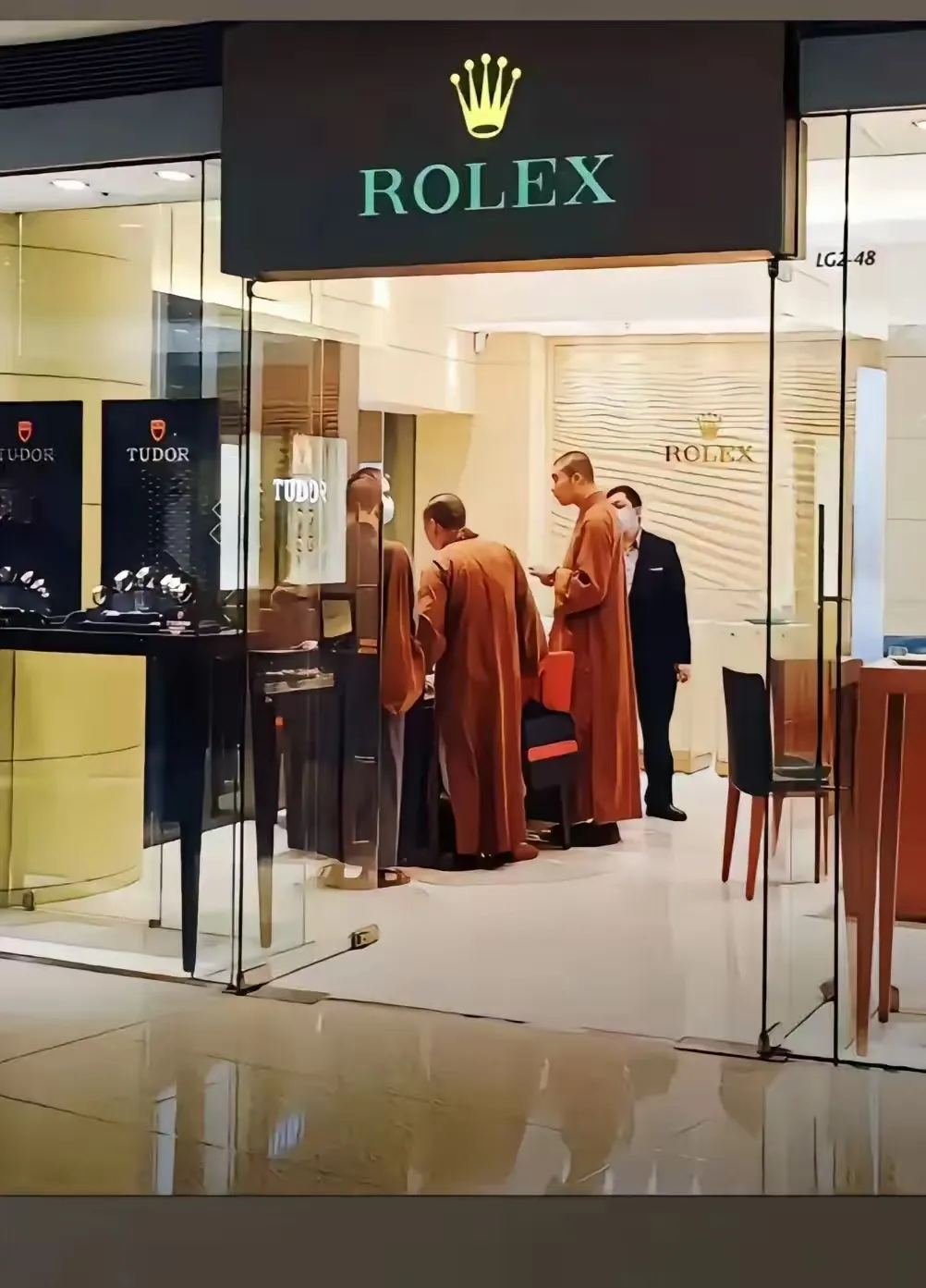 他当时戴着一块劳力士还是百达翡丽的表,记不太清了,谈吐也很有