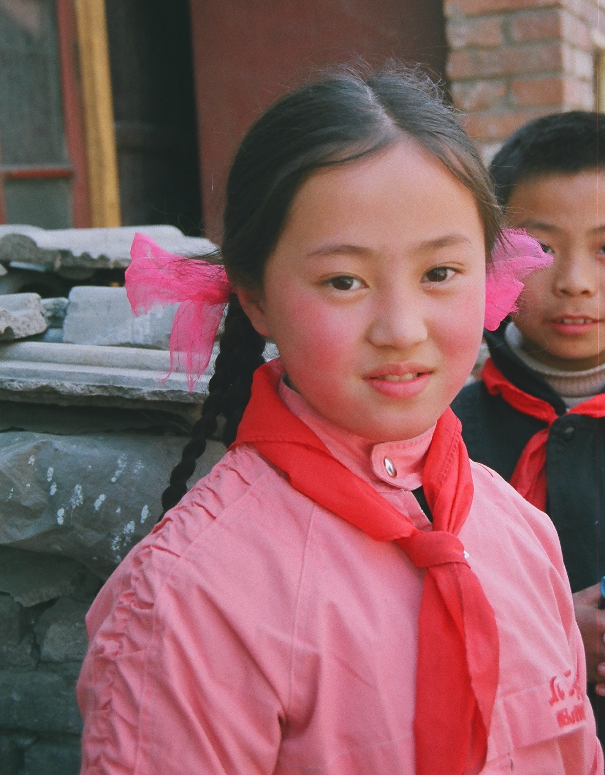 一群天真可爱的小学生们,怀揣着对知识的渴望和对世界的好奇,快乐