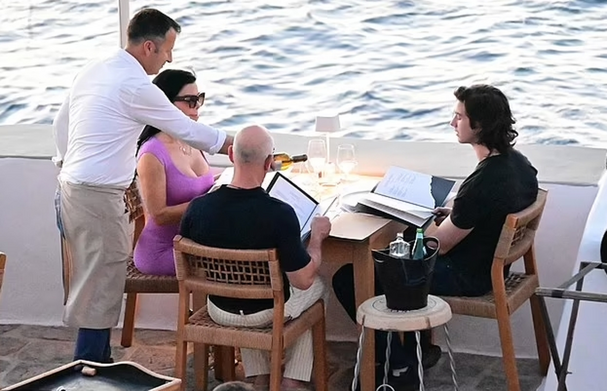 劳伦·桑切斯(lauren sanchez)和杰夫·贝索斯(jeff bezos)正带着劳伦