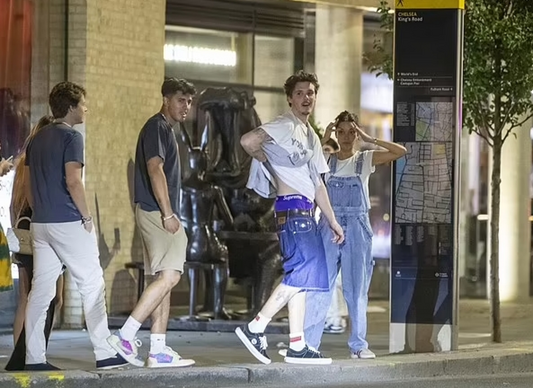 贝克汉姆和维多利亚的小儿子,19 岁的克鲁兹,被拍到与巴西歌手杰基·