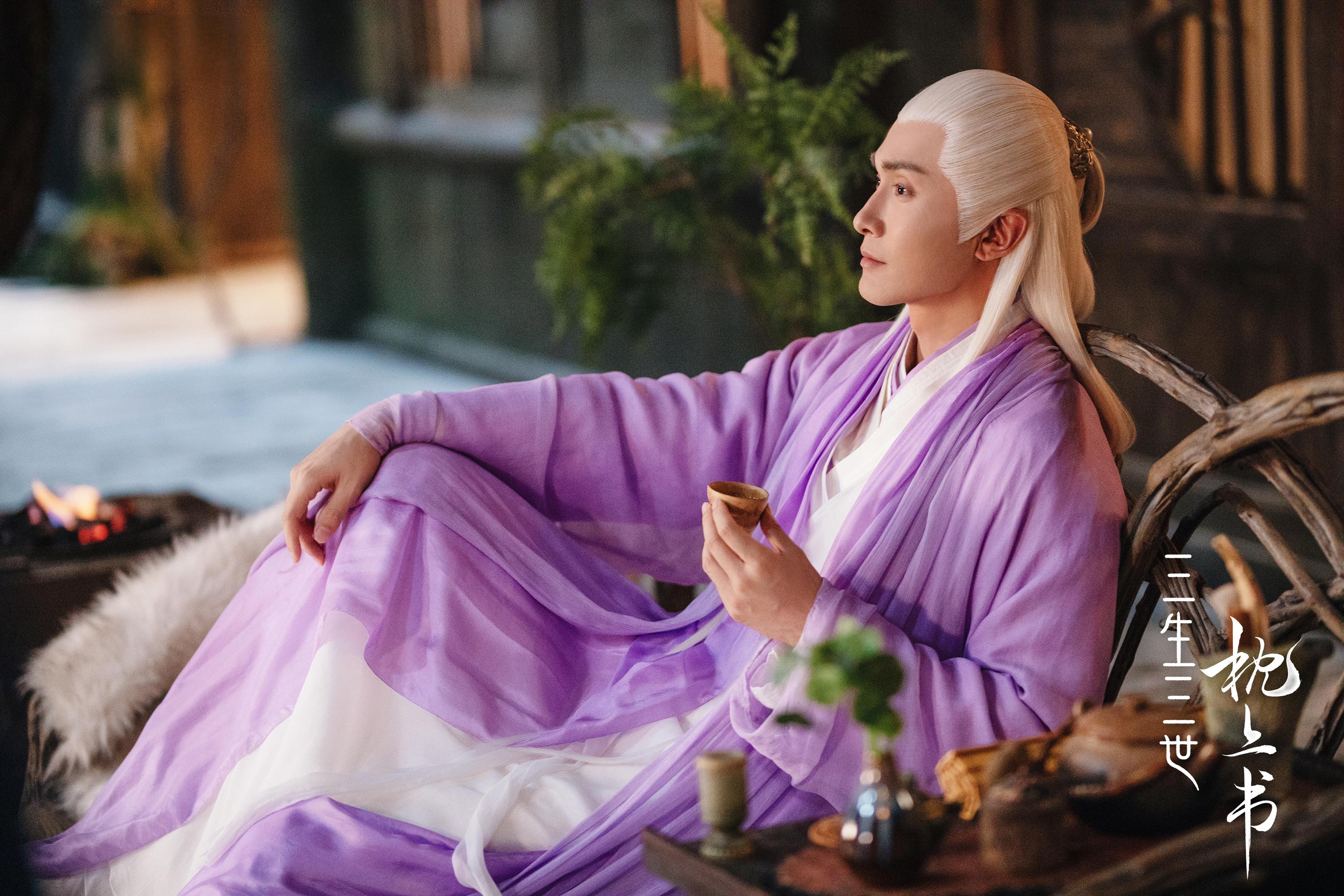 关于东华帝君的造型,除了紫衫银发,原著里头上还系着一镶着墨蓝宝石