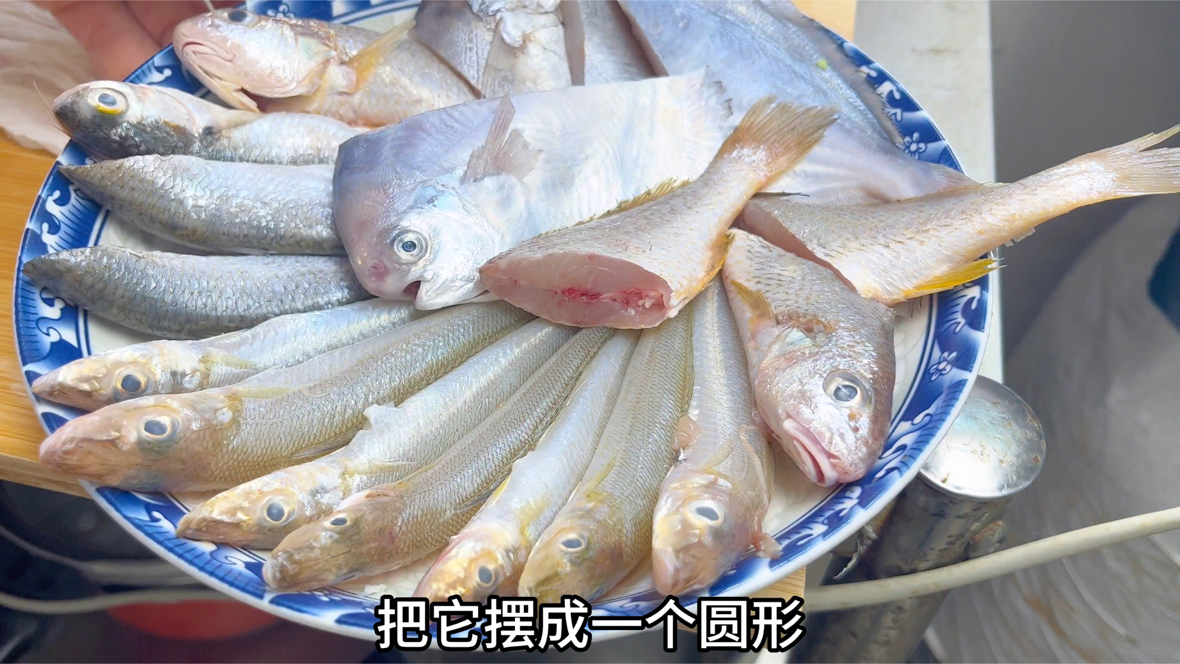 以后海杂鱼买回来像我这样做，酱油水煮杂鱼，煎鱼不粘锅