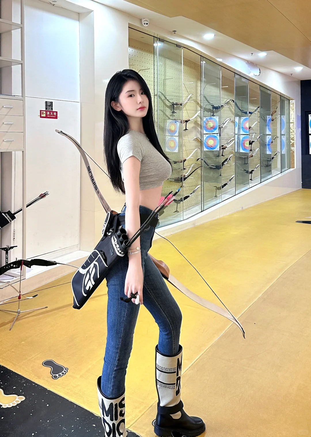当她站在射箭场上身姿挺拔如松眼神专注而犀利仿佛周围的一切都