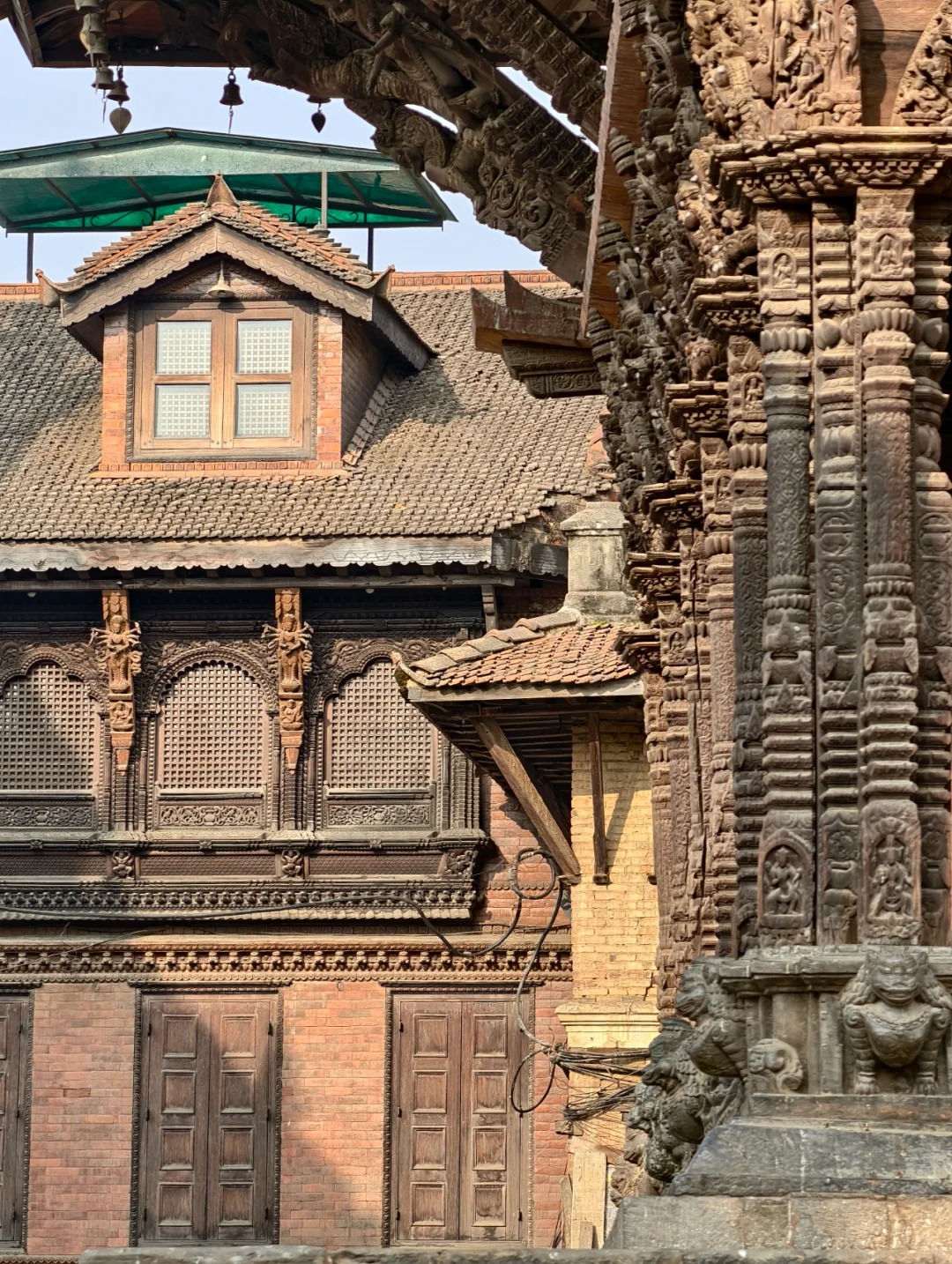 推开帕斯帕提纳特寺的铜门,22℃的暖风裹着铜铃声,三月的帕坦在雕刻群