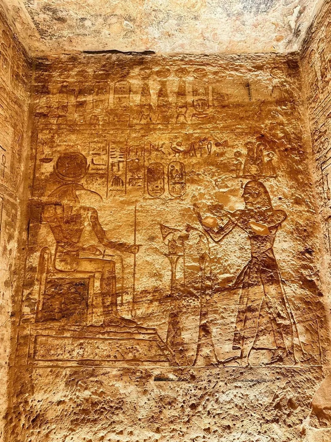 我站在拉美西斯二世的断耳旁指尖抚过切割痕