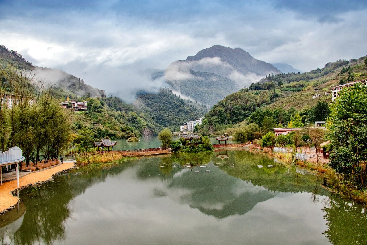 三江镇位于阿坝州汶川县南部,地处卧龙生态自然保护区的腹地,境内的"