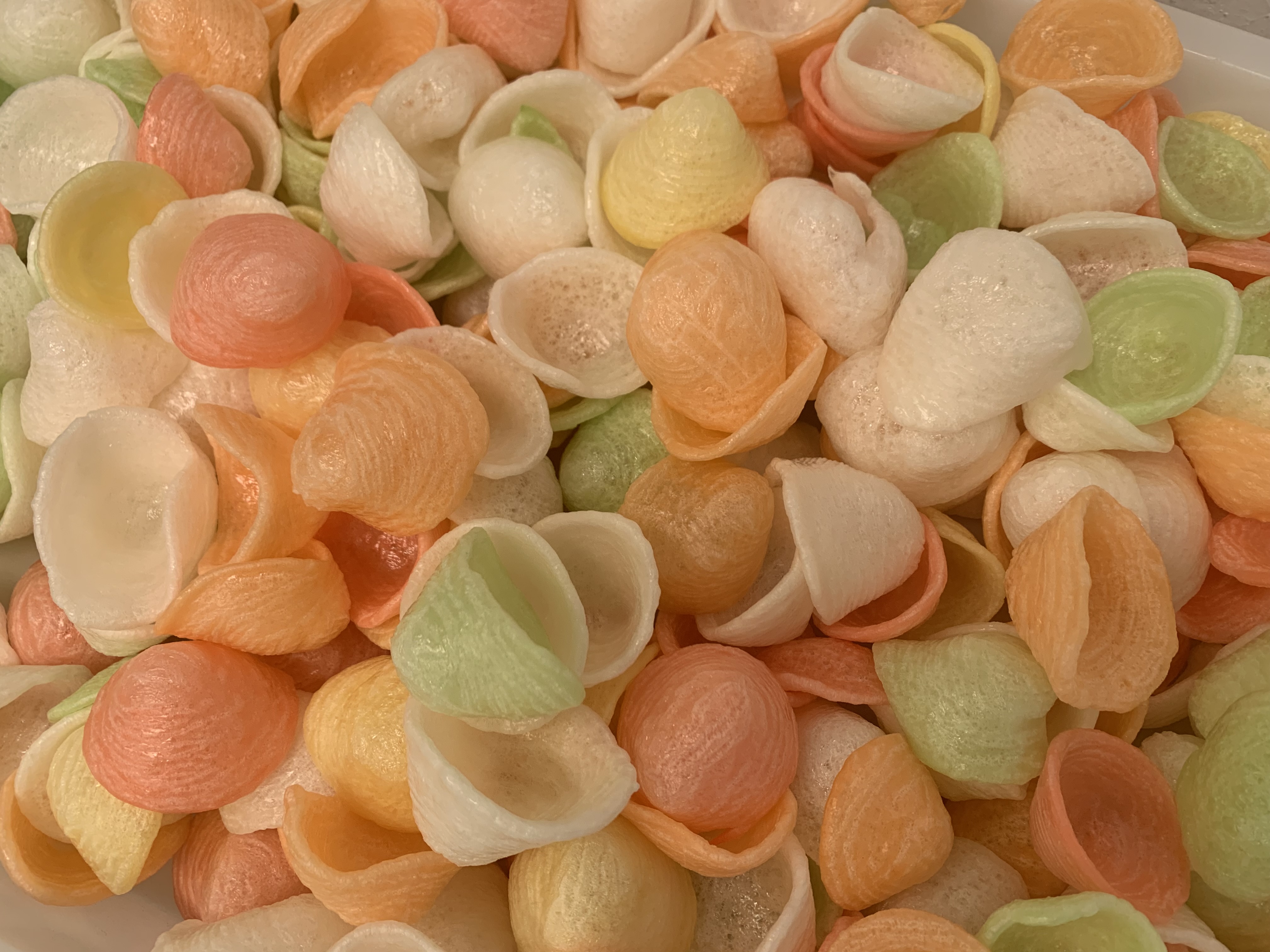 就问谁能拒绝这彩色虾片,还是非油炸微波膨化的,吃起来没负担而且不腻