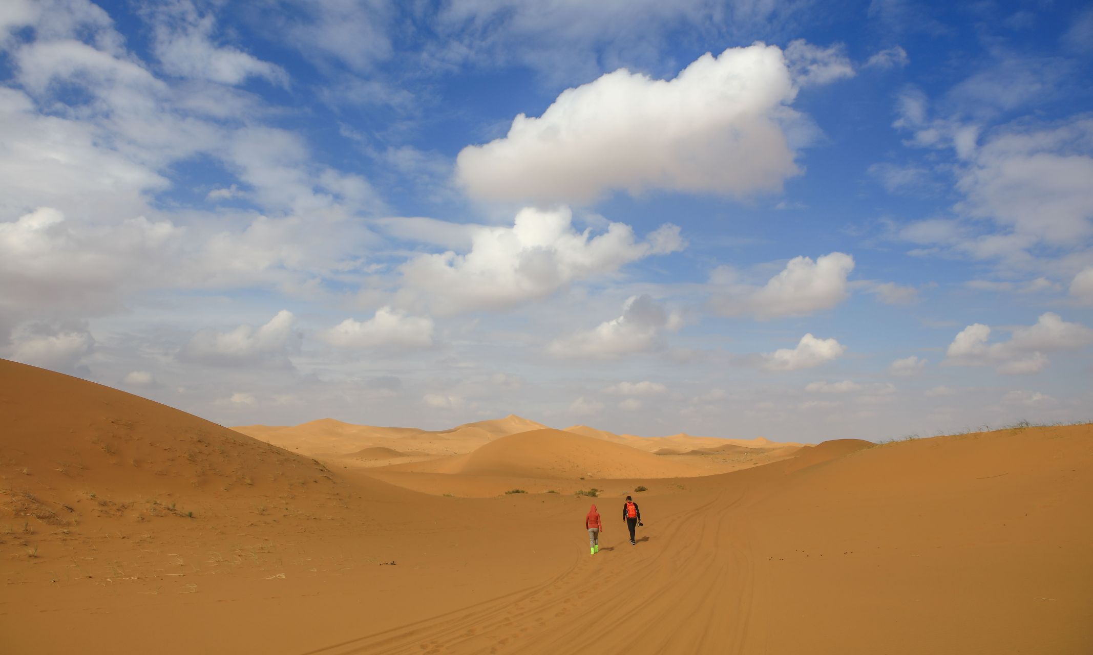腾格里沙漠徒步:蓝天白云下,无尽的沙丘,宛若一堆堆金沙,金光闪闪