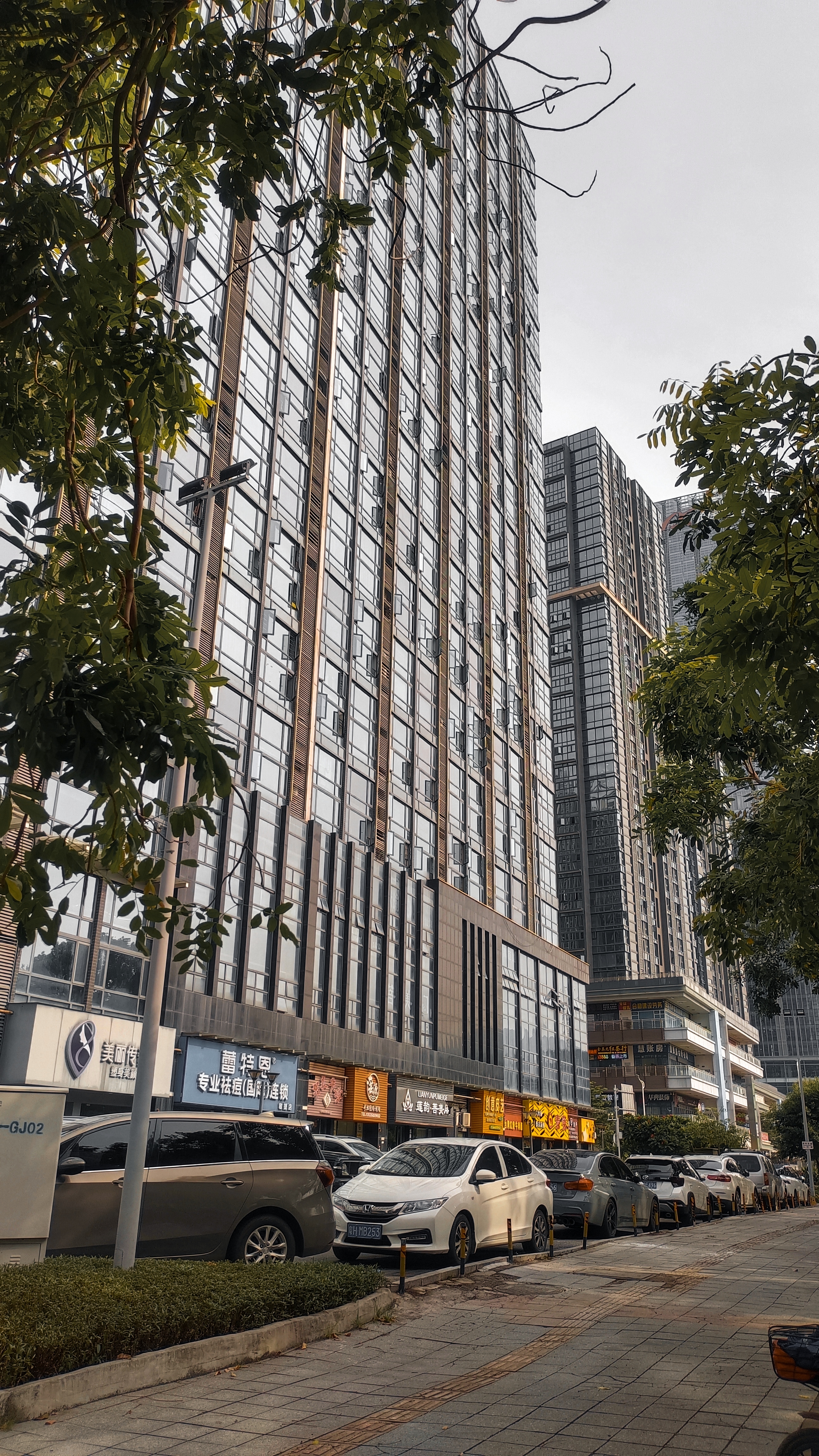 用建筑棱镜折射当代中国都市的烟火与秩序,在钢筋水泥