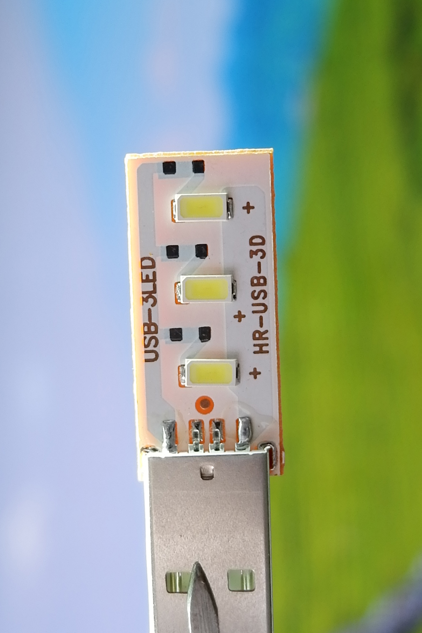 led不用恒流驱动也就算了,连最便宜的电阻也不贴了,直接在pcb上印刷