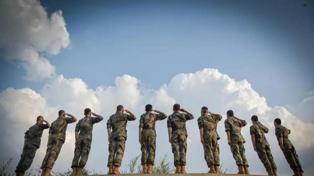 哎妈呀,现在的小战士,哄女孩子一套一套的,跟培训班出来的似的!