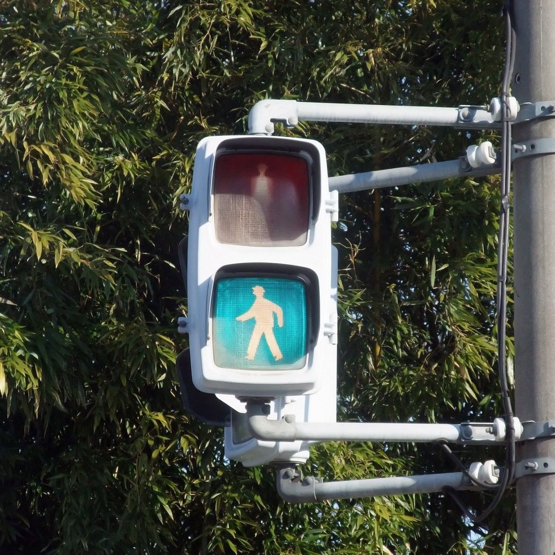 日本的交通绿灯竟然并不是绿色