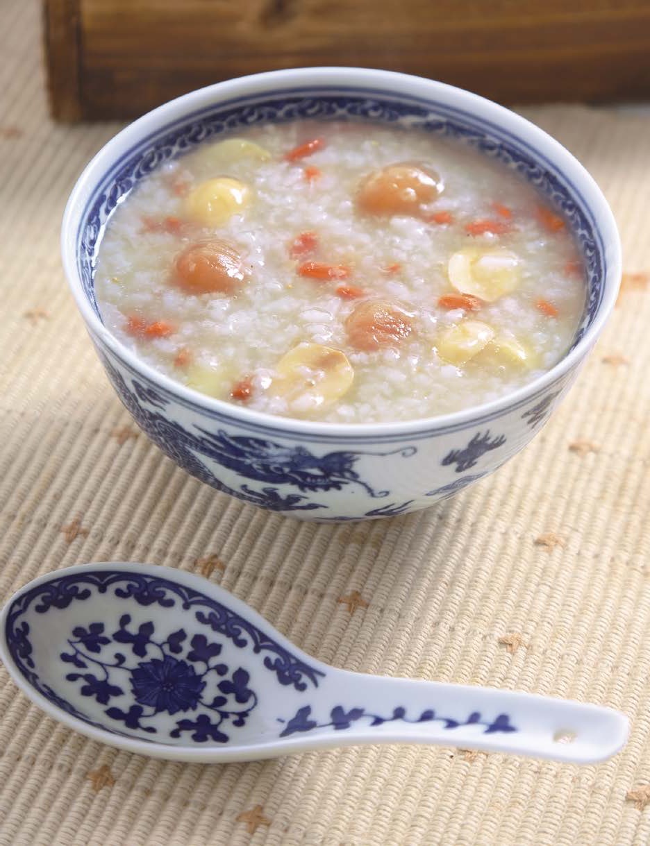 桂圆莲子粥的制作步骤:①糯米淘洗干净,放入清水中浸泡一晚,捞出