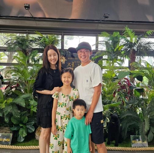 韩流男神安在旭和妻子带娃去看音乐剧,一双儿女都长得不像他