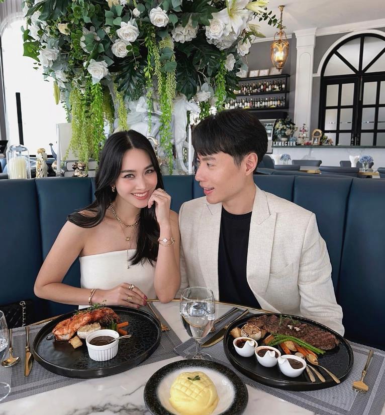 泰娱女神min邱敏敏晒和男友凯文甜蜜约会照,庆祝恋爱两周年