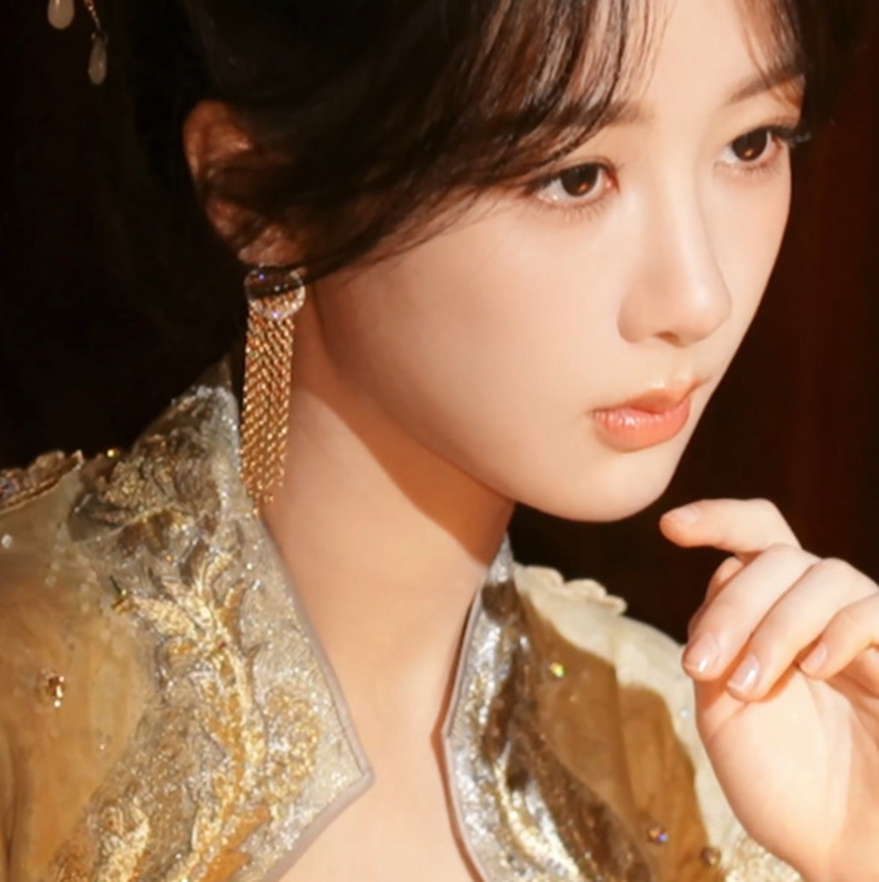 杨紫古风拍摄花絮曝光,静雅之中尽显温柔力量.