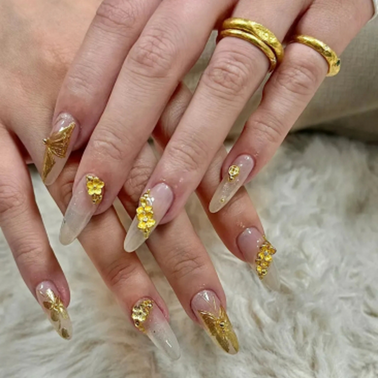 闺蜜刚做的黄金美甲,在我面前晃来晃去,每一片指甲都闪耀着金灿灿的