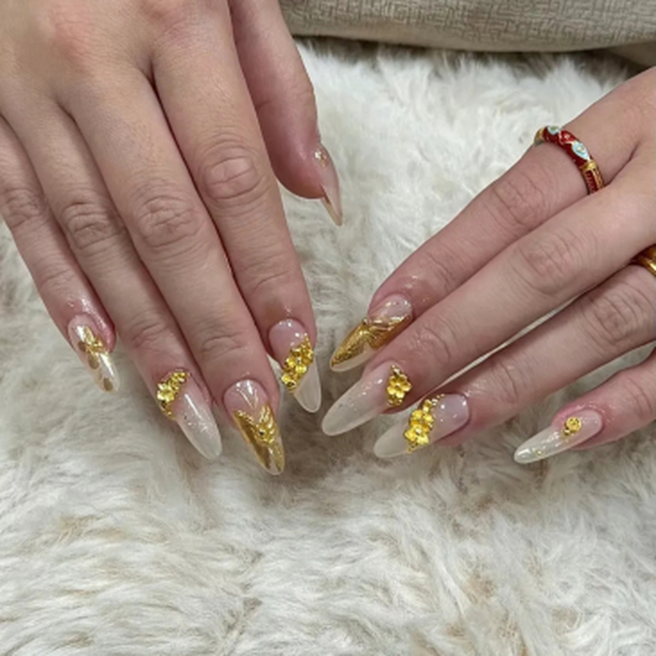 闺蜜刚做的黄金美甲,在我面前晃来晃去,每一片指甲都闪耀着金灿灿的