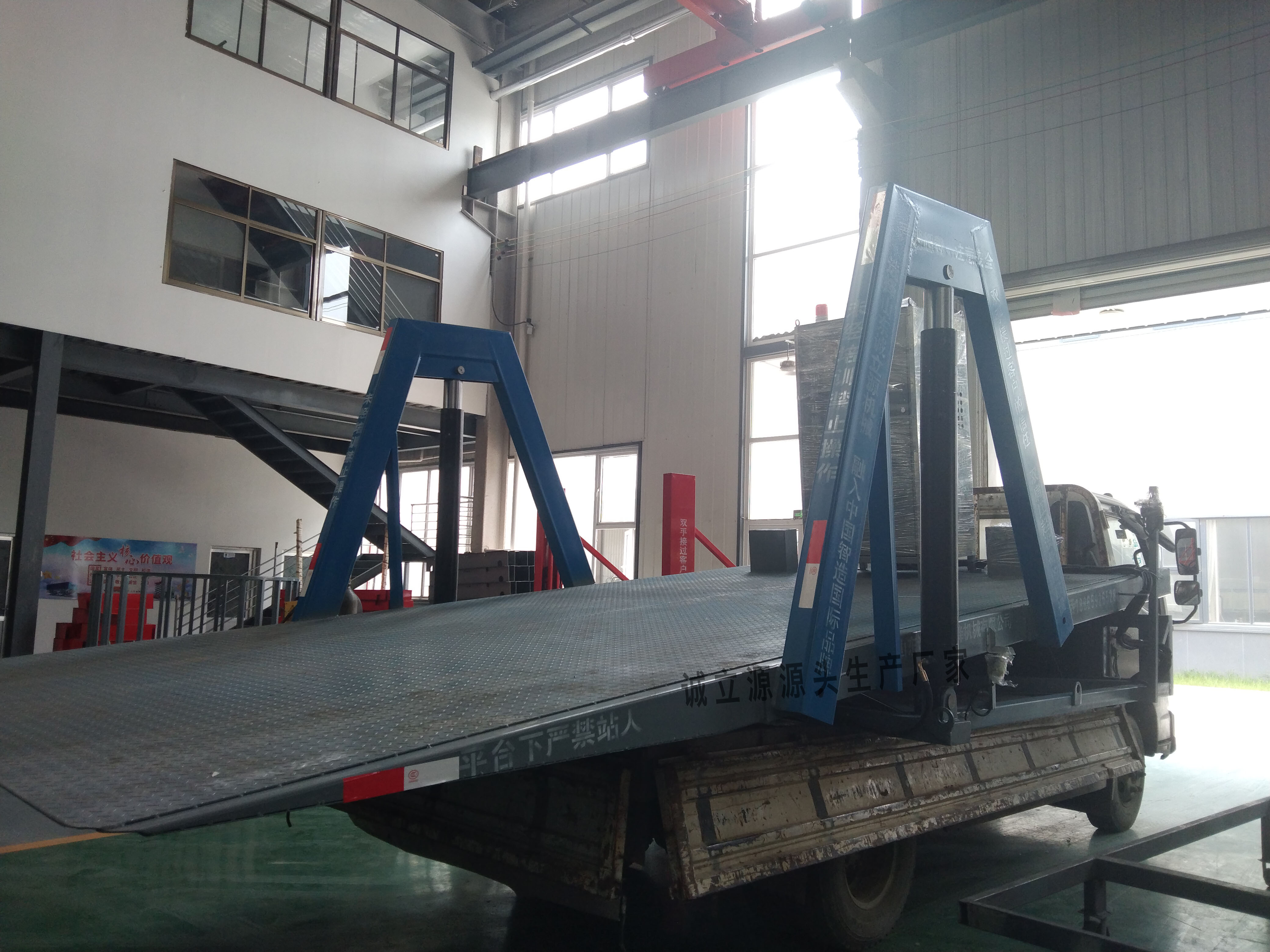 快递卸车台是物流体系的关键环节,连接快递车辆与分拣