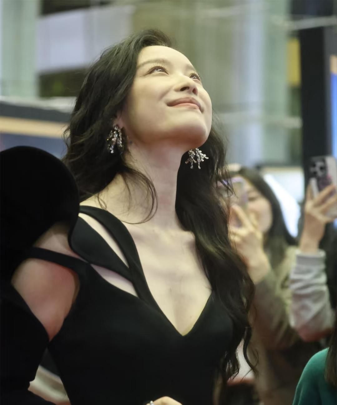 倪妮这身黑裙低调里有点小心机 那天看图倪妮穿了一条剪裁干净的黑