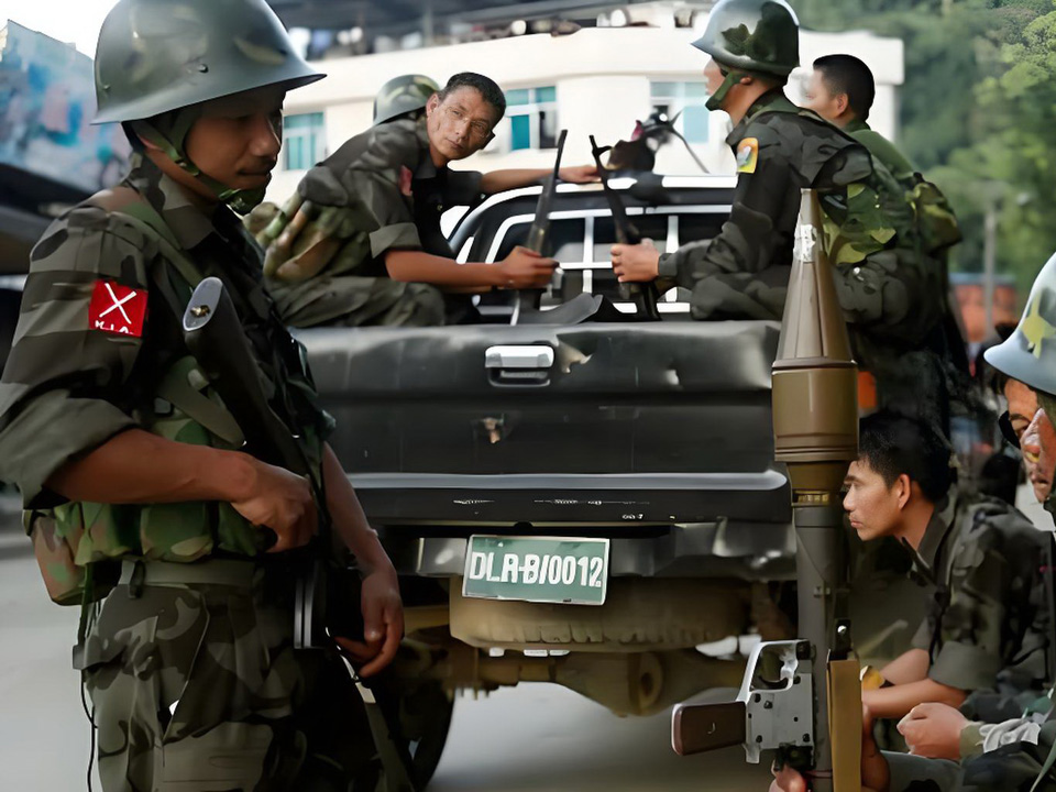 今天从缅甸克钦邦其培镇甘昆村传来丁英第1001边防营总部被攻占的最新