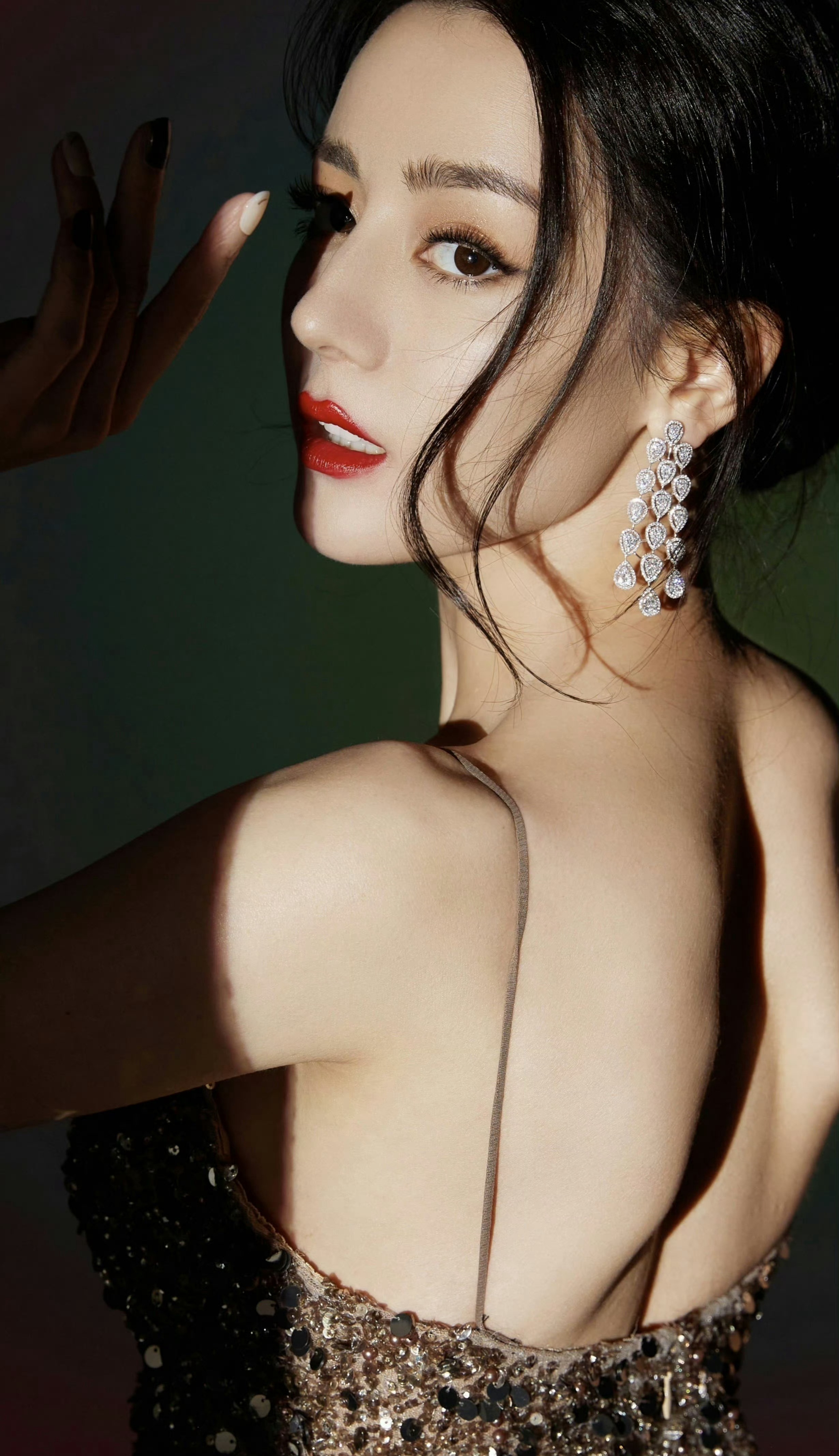 迪丽热巴穿吊带礼服裙,真是太会撩拨人了,每个动作都让人欲罢不能