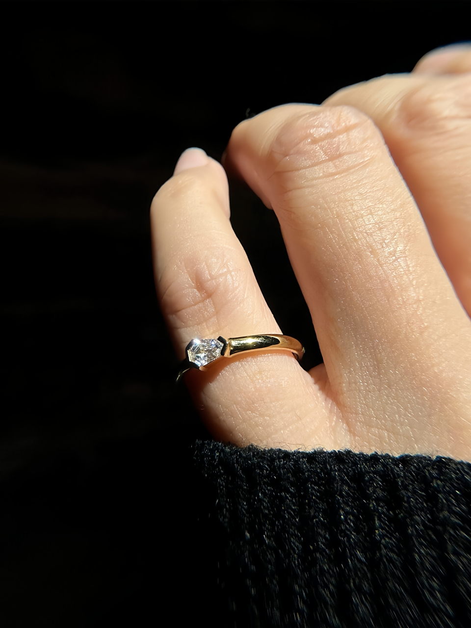 戴尾戒的含义?  戴尾戒,即戒指戴在小指上,蕴含着多重含义.