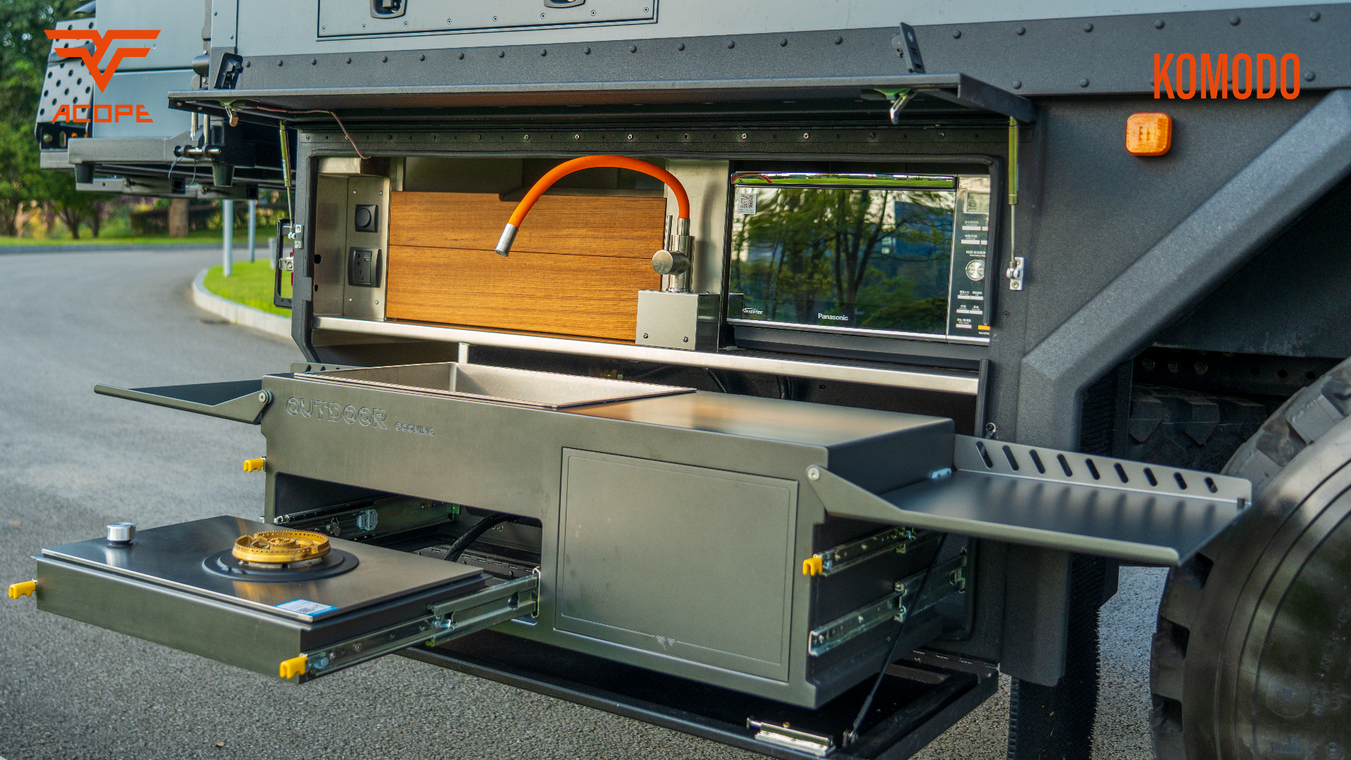 主厨房配双冰箱及餐吧台, 外置户外厨房更适合露营