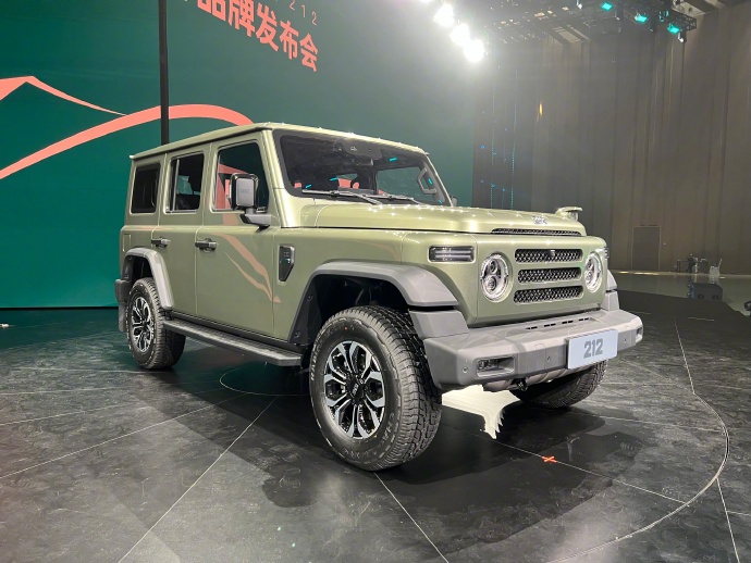 北京吉普212是新中国最早生产的乘用车之一,是经典的四驱越野车,到