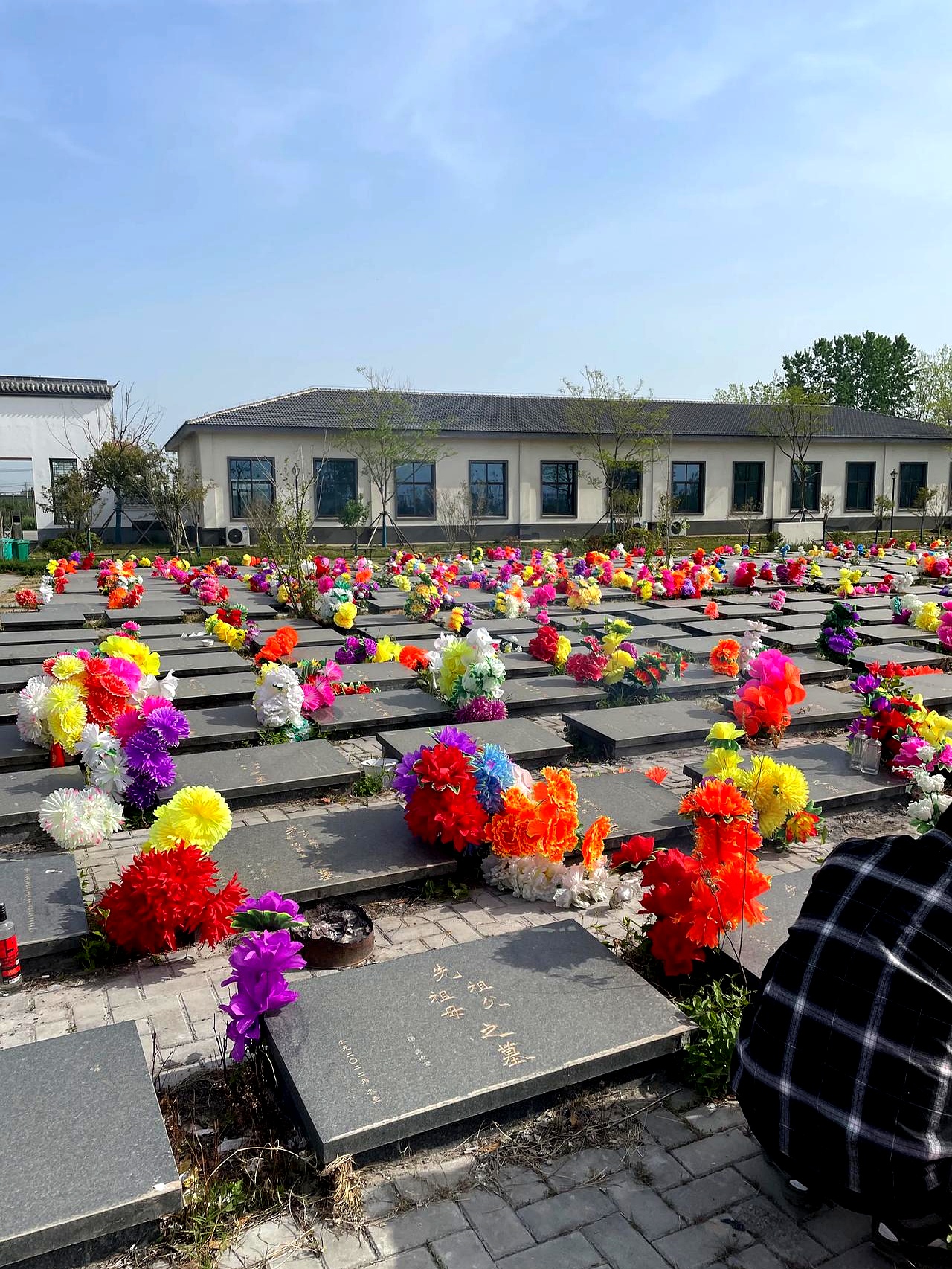 嘉盛陵园祭拜的地点图片农村坟门图片看墓地的照片墓门图片亡夫之墓