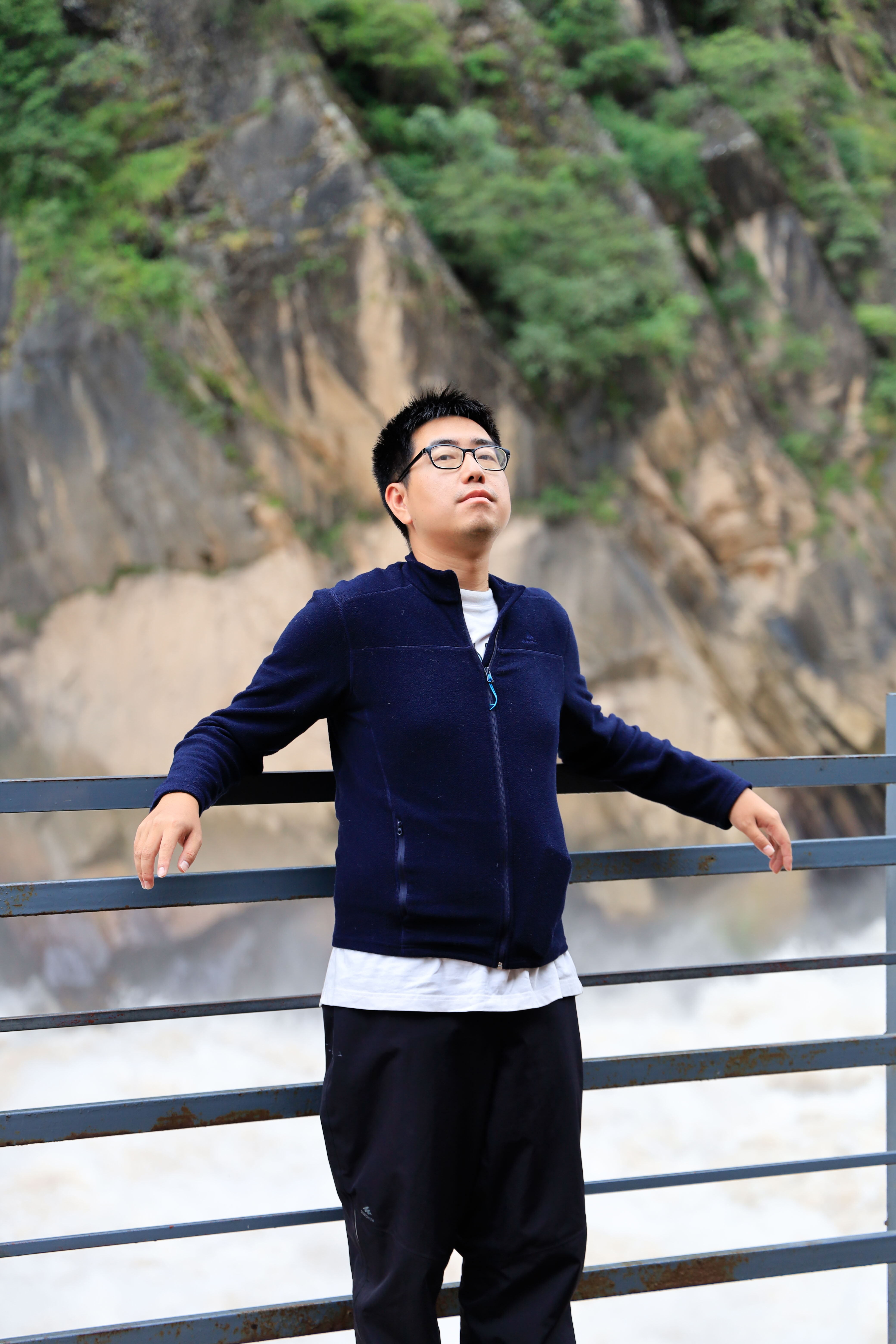 位置:虎跳峡位于香格里拉市虎跳峡镇境内