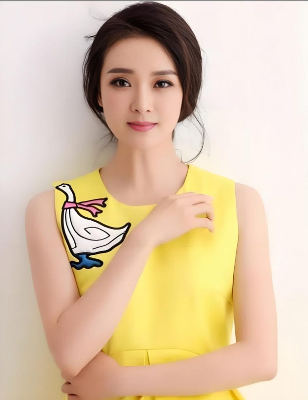 王艳,1974年2月11日出生于山东省青岛市,毕业于北京舞蹈学院.