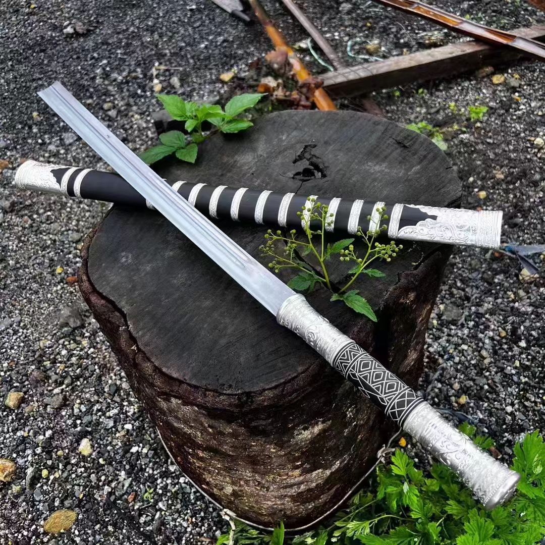 点击头像看直播# #收藏#月光如水,轻轻洒落,刀剑的刃面仿佛成了时间