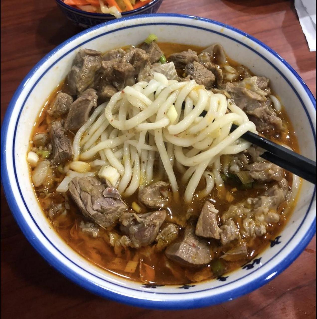 第1家绥德老张羊肉面,位于万花山路发缘精剪旁,营业时间09:00-21:00