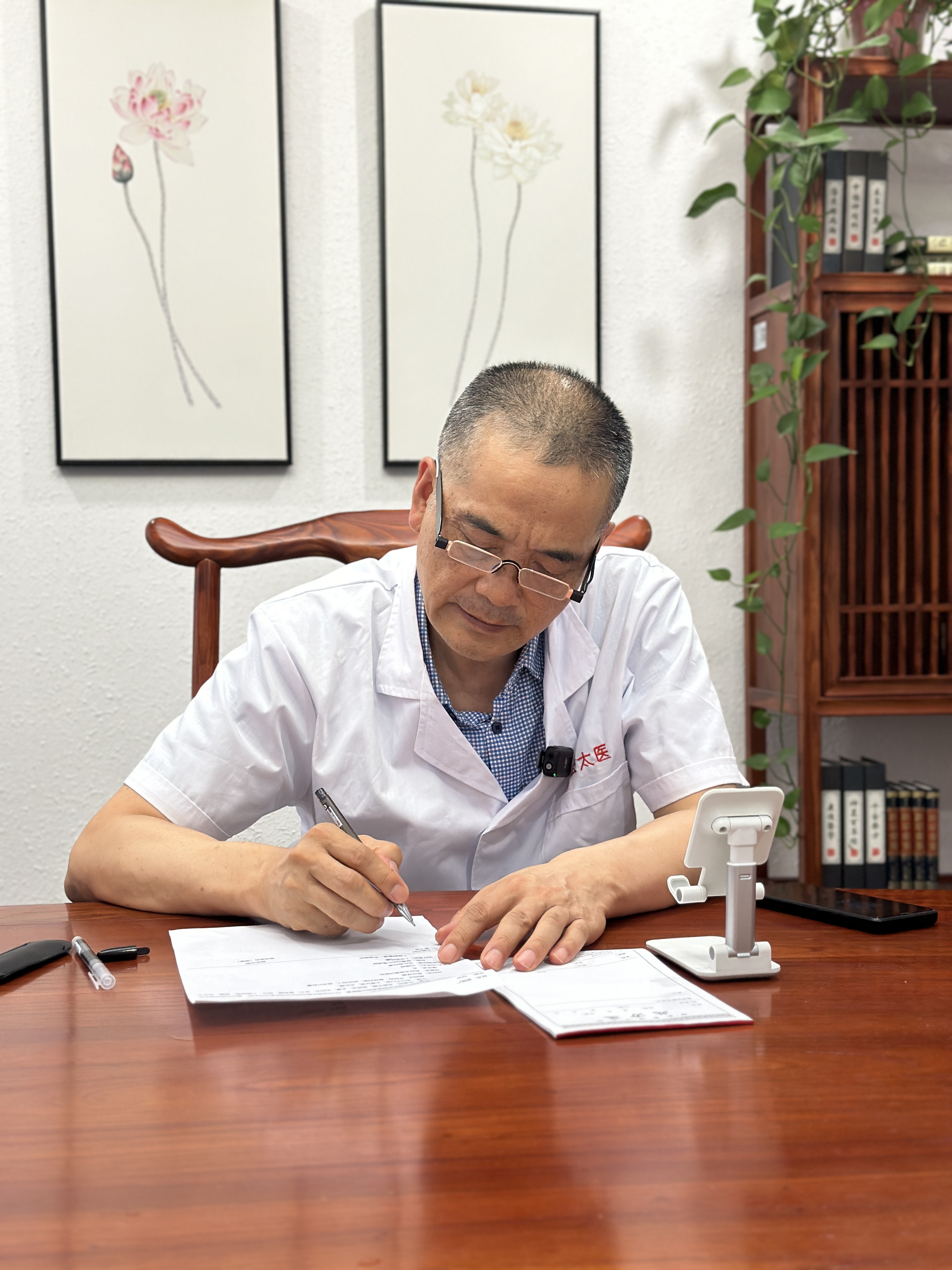 焦虑本是 "一根藤上的两个瓜",根源都在 "心神失调,气血逆乱"