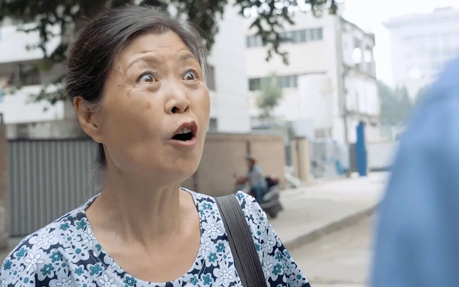 我记得有一年,因为我奶和我妈闹矛盾,我爸本着,老人怎么不对,她都是我