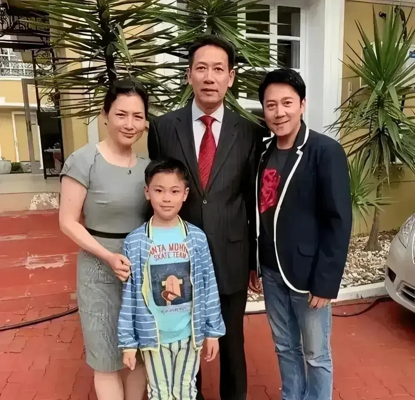 蔡国庆与家人的合影.