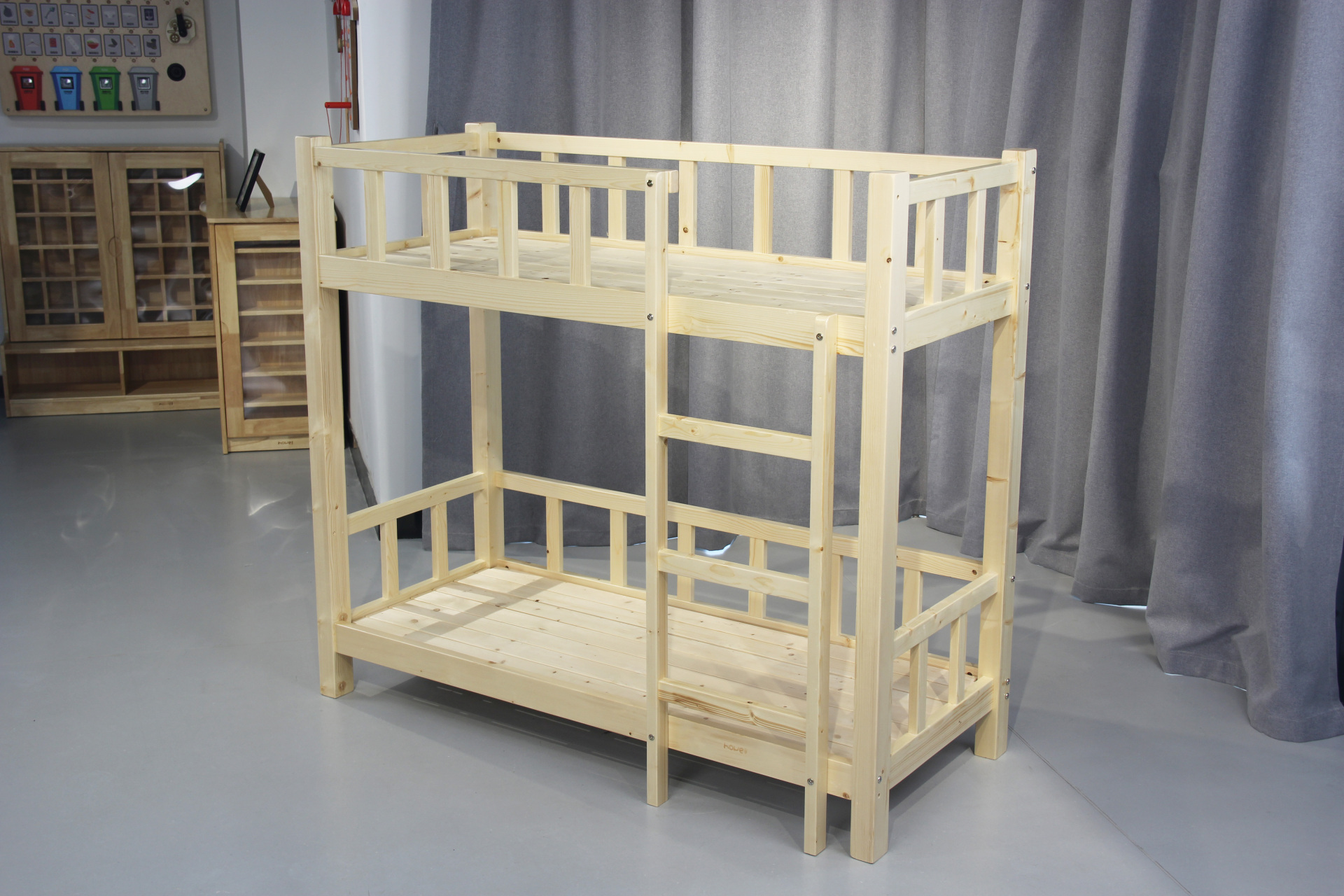 全实木幼儿园双层午睡床,双层围栏床,杉木材质,尺寸140*60*125cm;七根