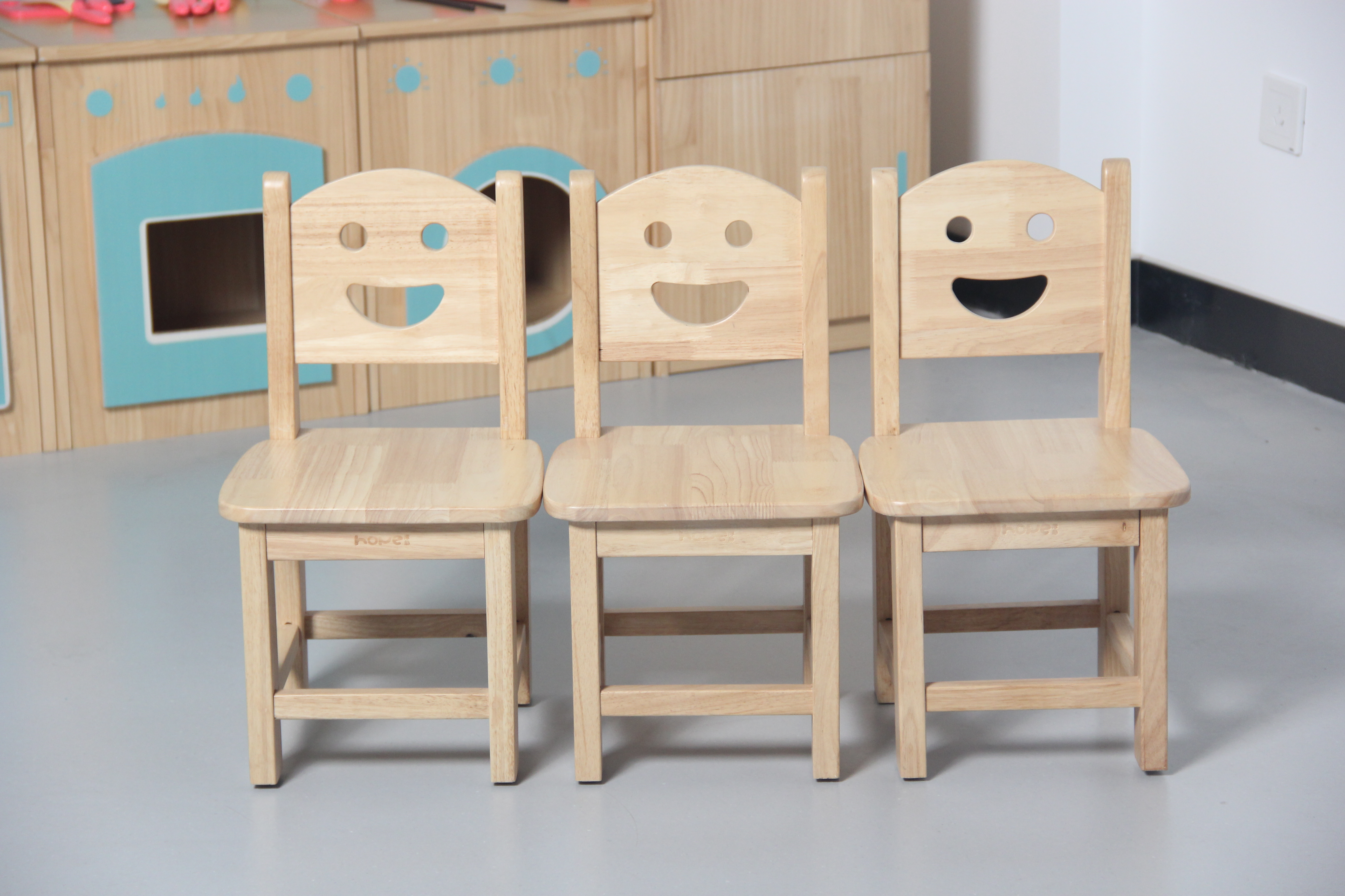 幼儿园笑脸座椅实木,规格:30*30*50cm,高度还有54cm,56cm 1