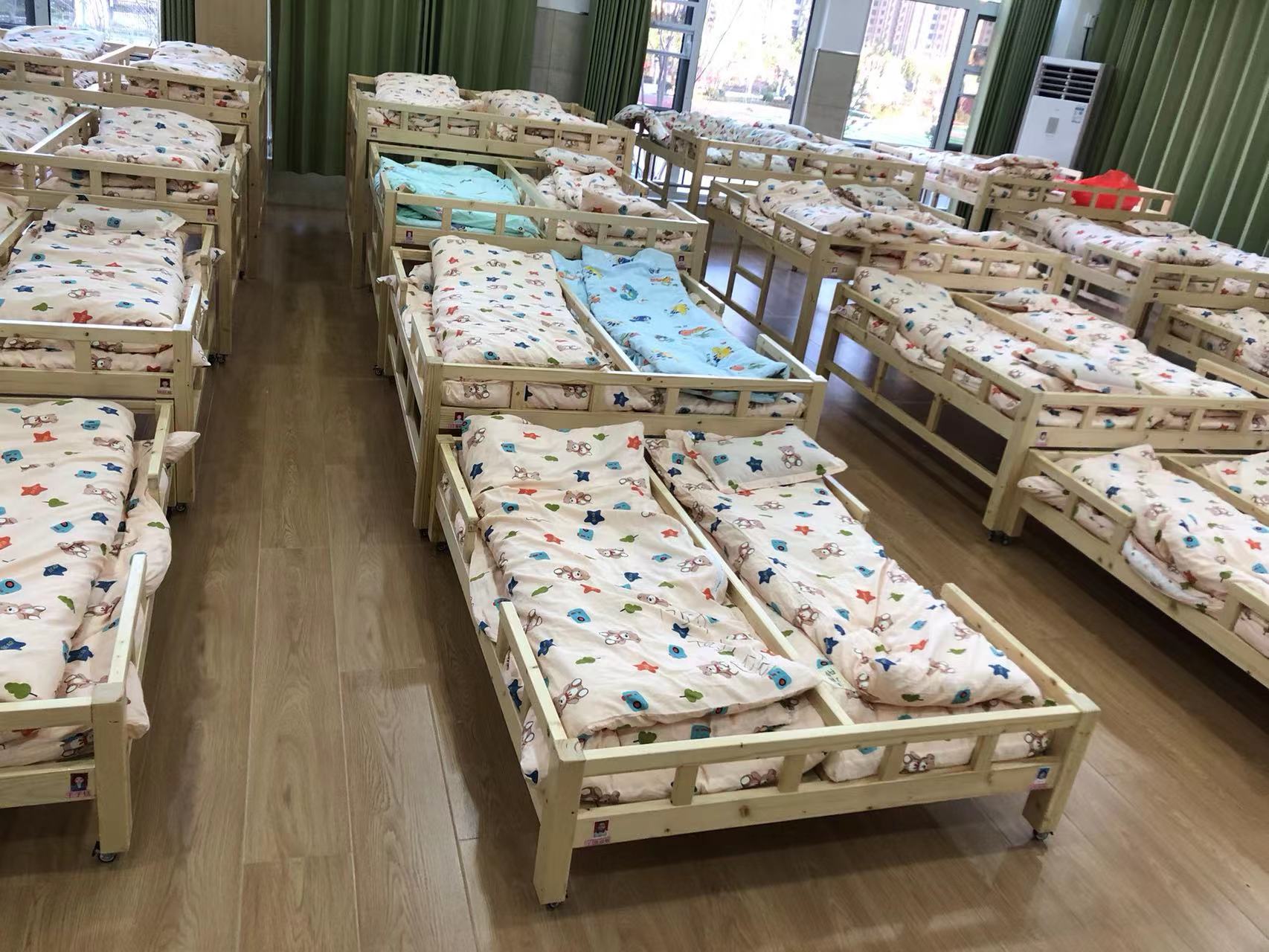 幼儿园六人推拉床,幼儿园三层六位床,三层六位设计,每层由两个并排床