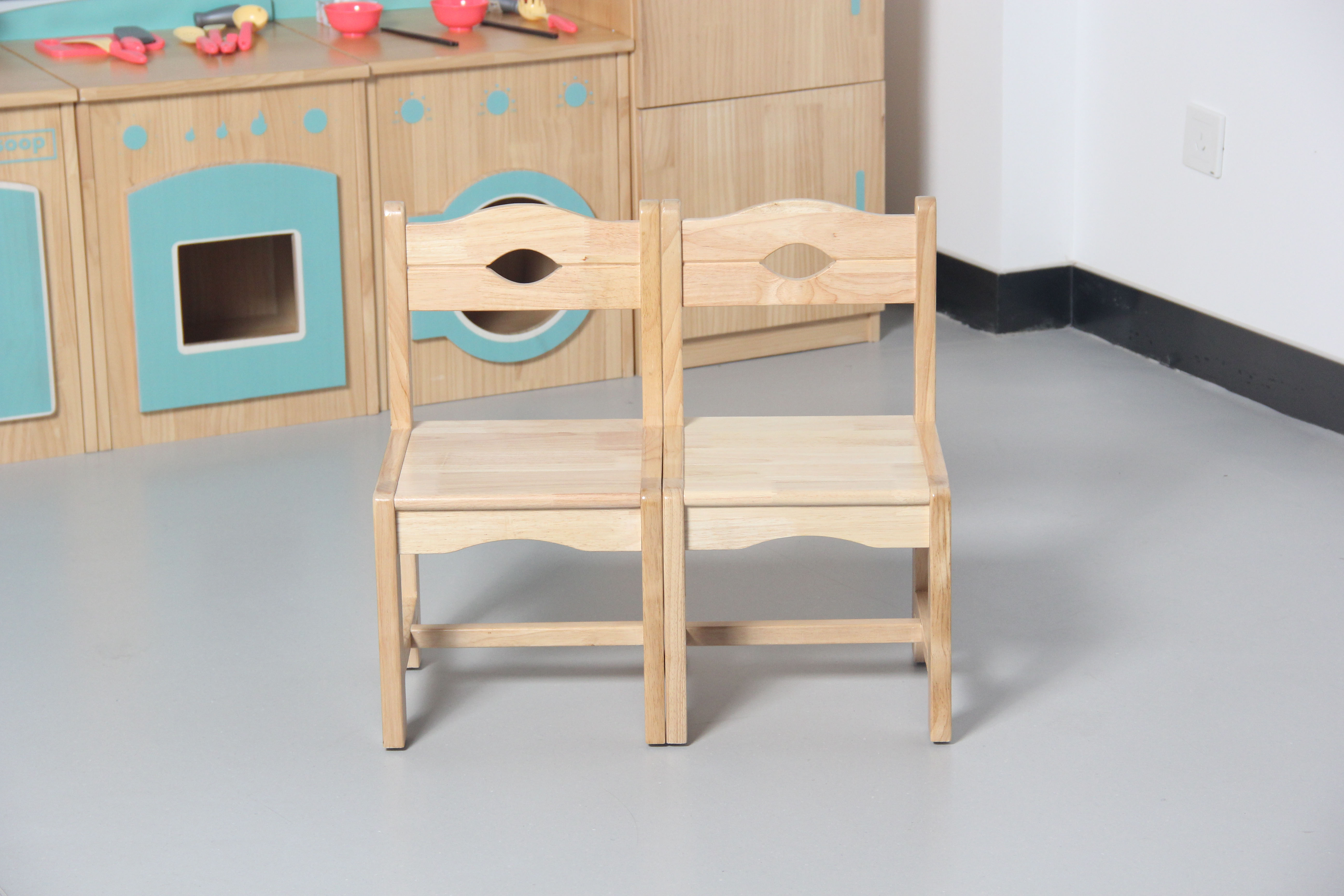 幼儿园儿童桌椅套装,幼儿椅规格有笑脸椅,米奇椅,菱豆椅等等卡通造型