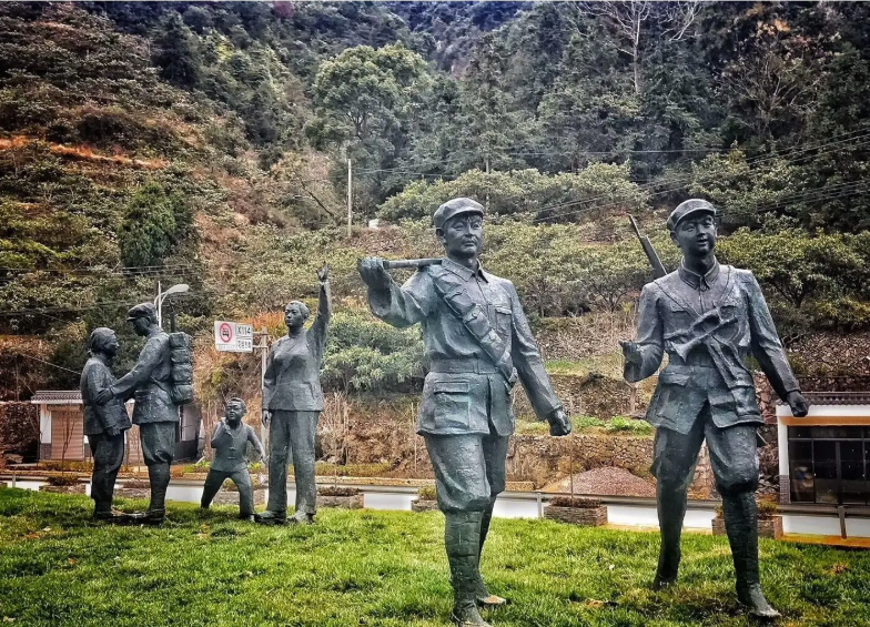 在中国革命历史上,中国工农红军经历了土地革命战争的洗礼,不断发展