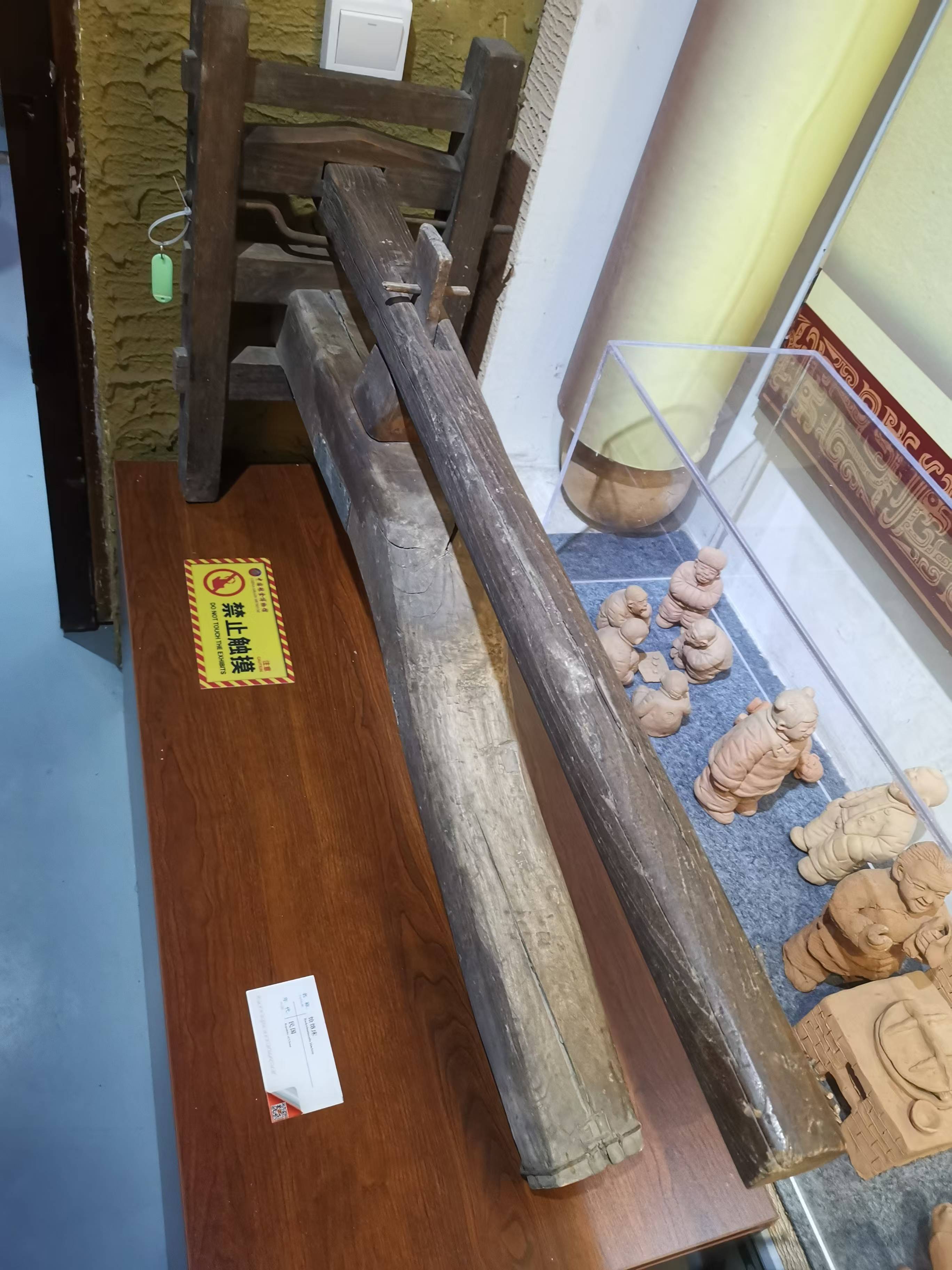 民国年间保存至今的挤压制作饸饹的饸饹木质床