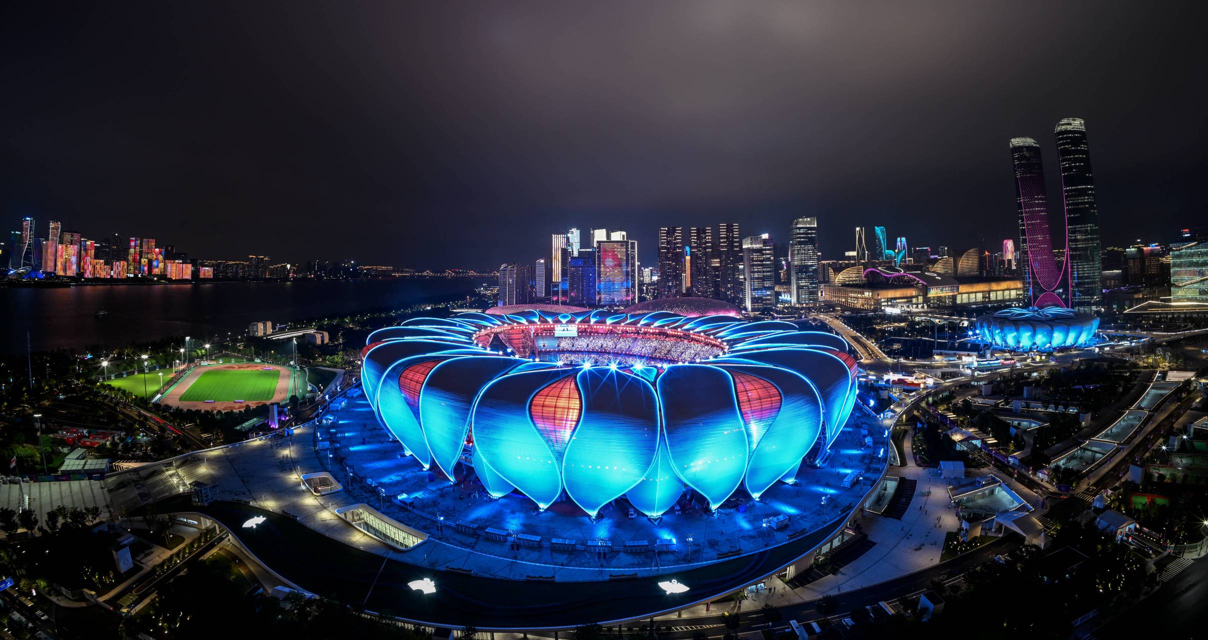 杭州奥体中心,一座充满高科技元素的标志性建筑,不仅为观众带来了前所