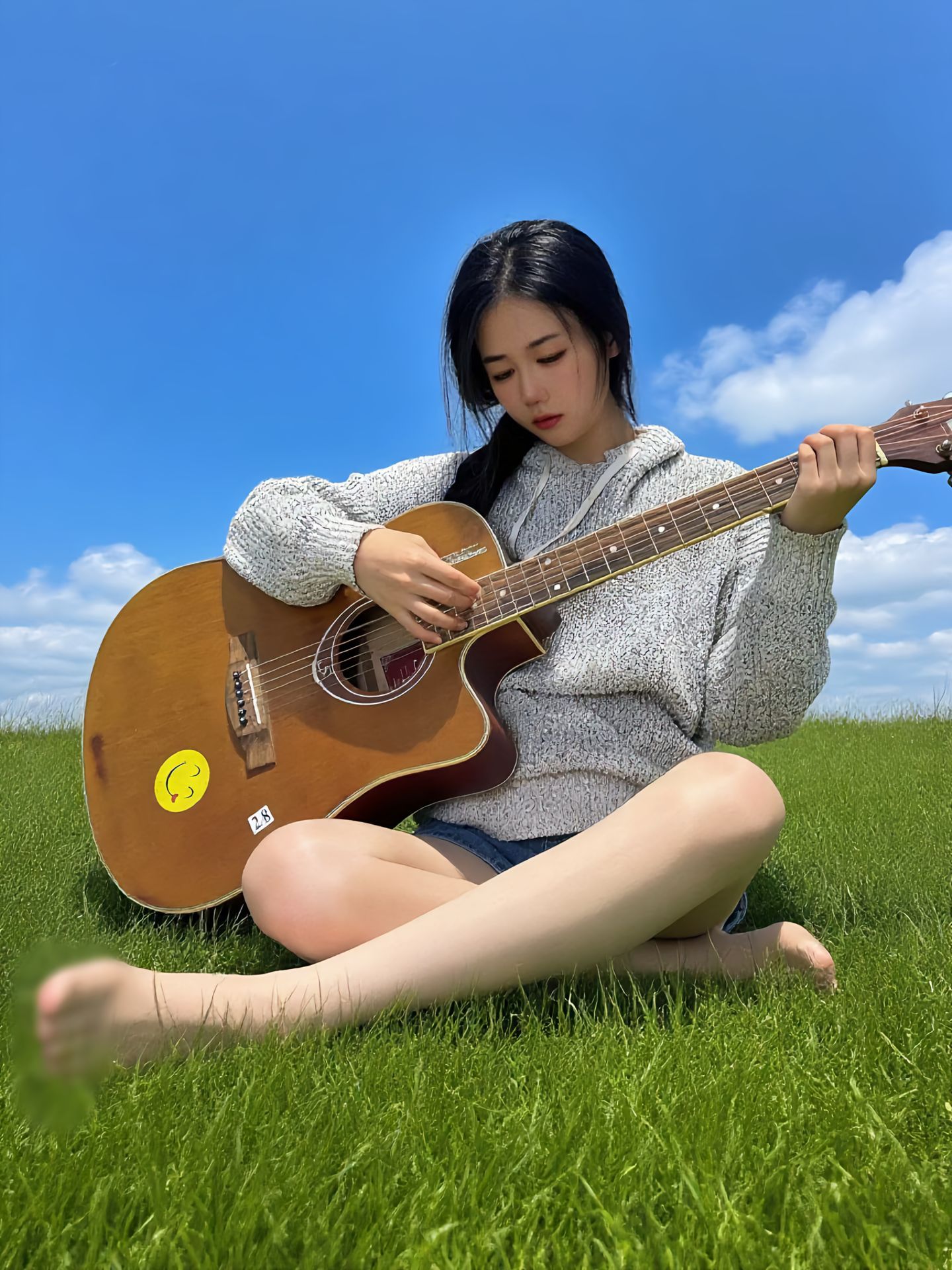 这个女人味我估计女人们也都很喜欢吧特别是那位弹吉他的肉丝美女