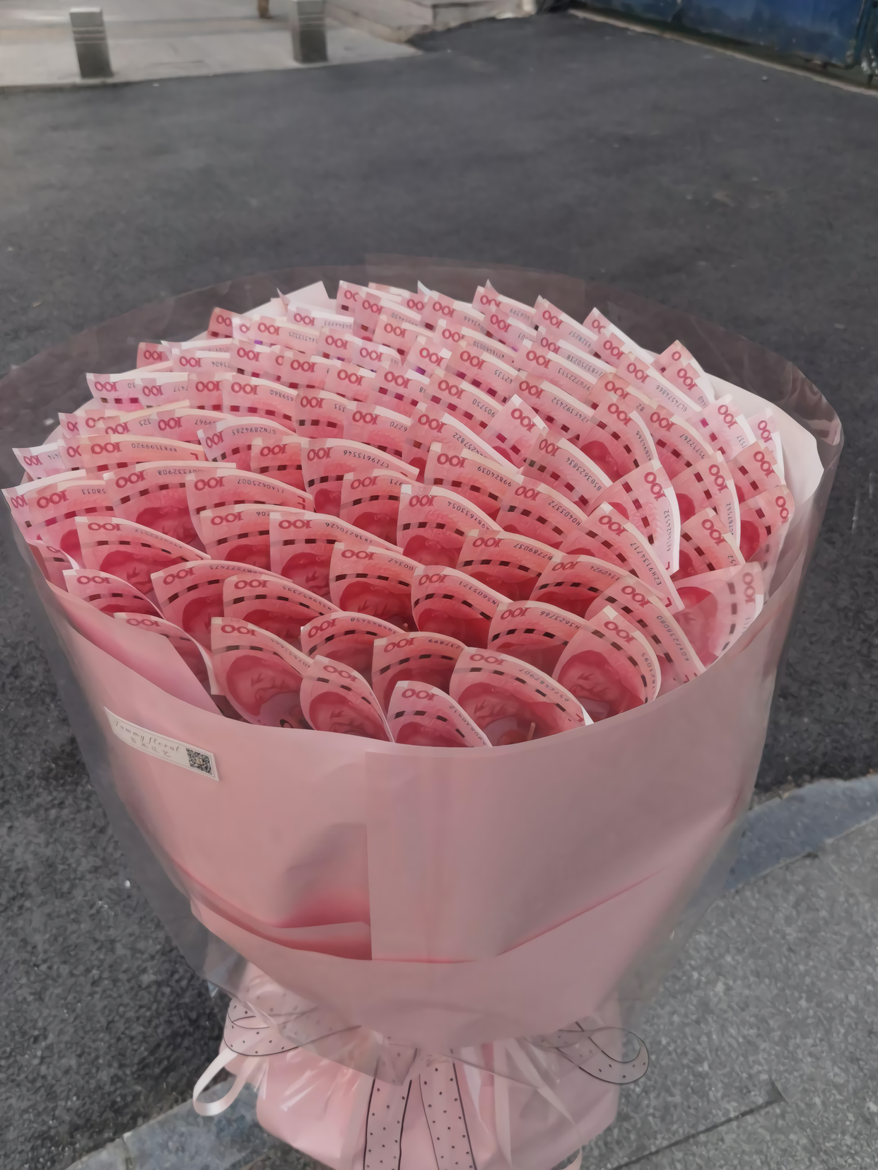 特别是她,一个银行小姐姐,面对这么多练功钞,肯定乐开了花!