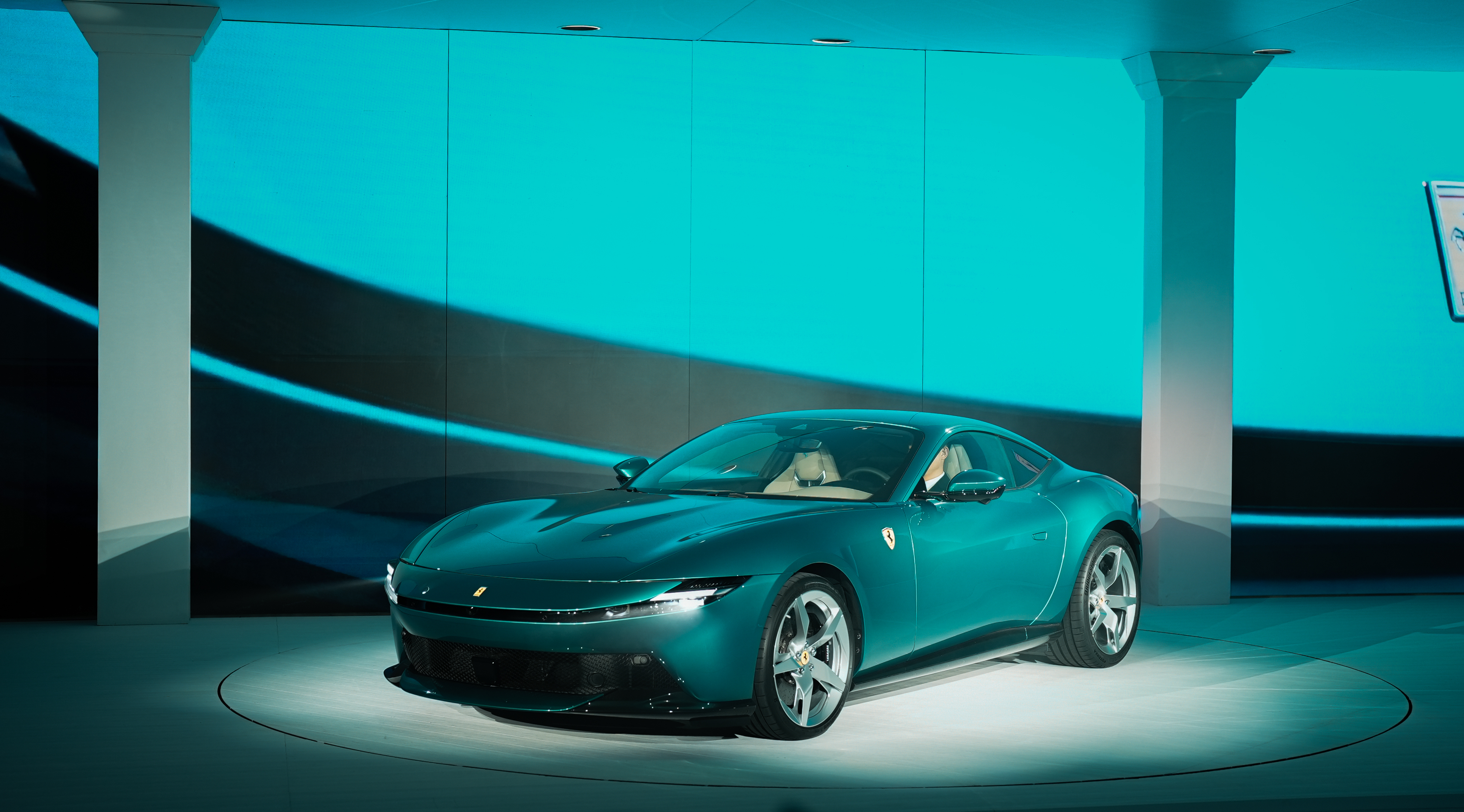 roma的继任车型,整车轮廓依旧修长立体,专属verde costiera蓝绿色车漆