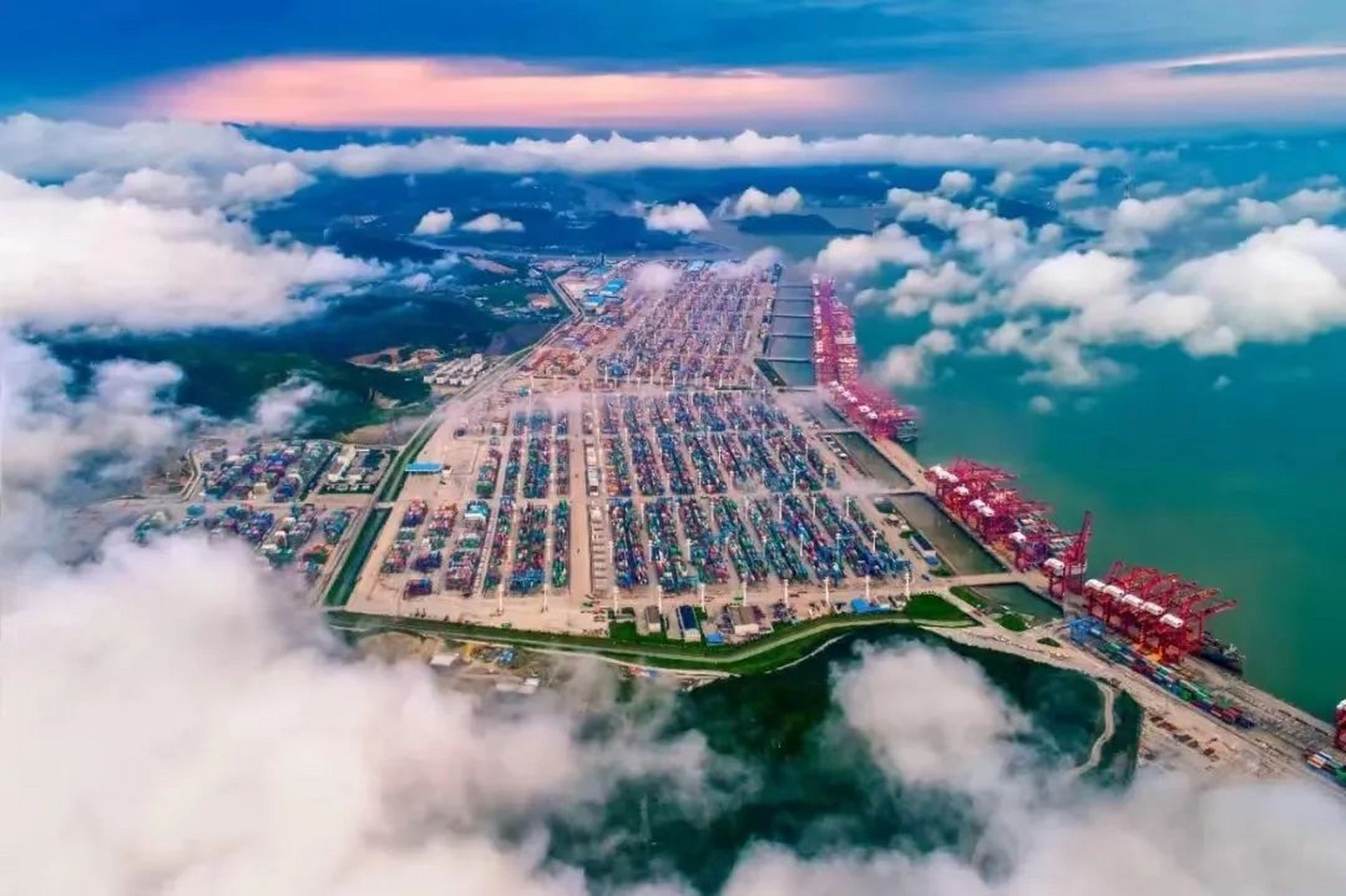 世界第一港:宁波舟山港 东海之滨,绵延的海岸线上,一个以宁波舟山港为
