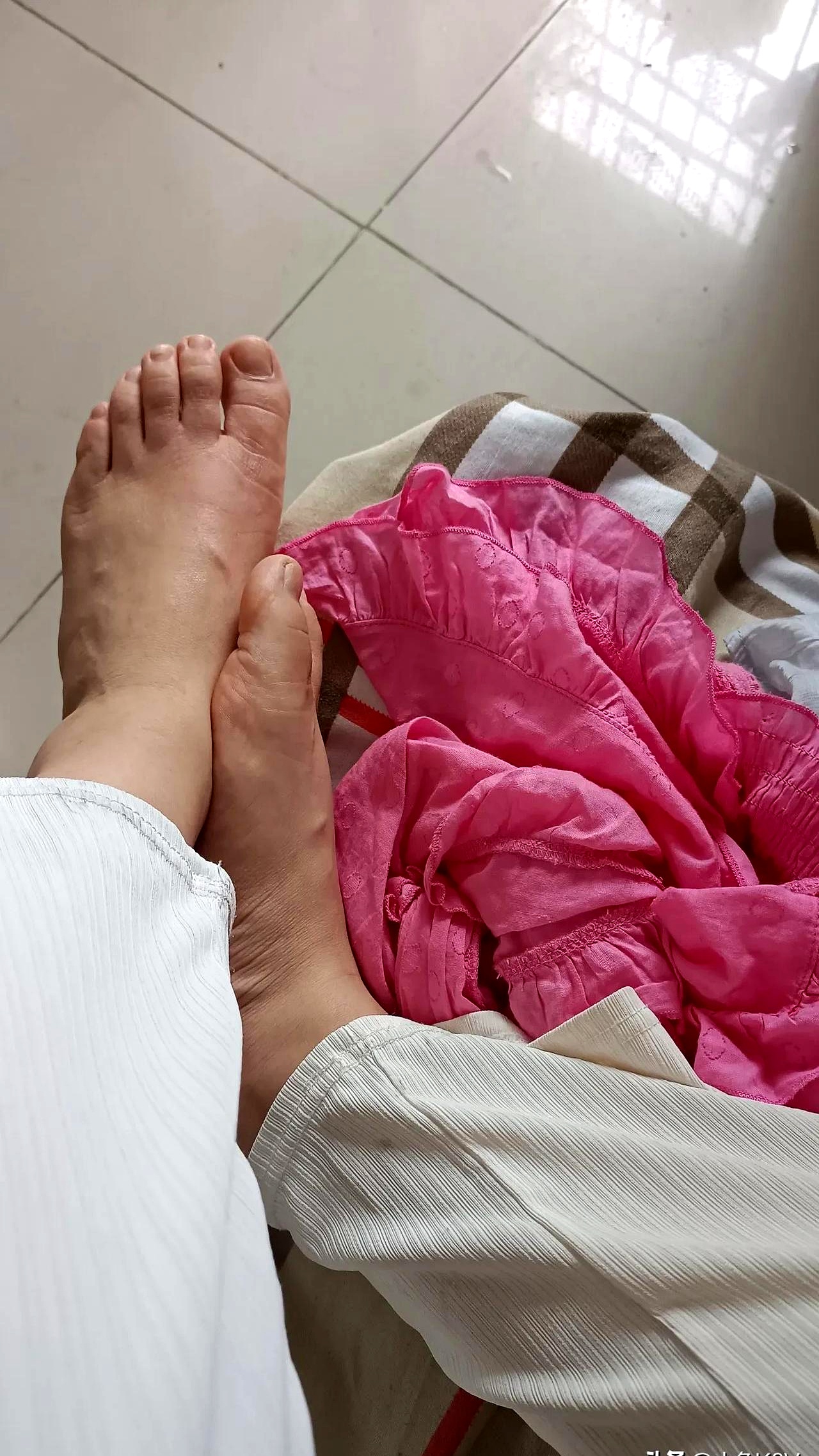 我现在在出租屋,还没有出去游玩,住的这里不用买水,喝自来水