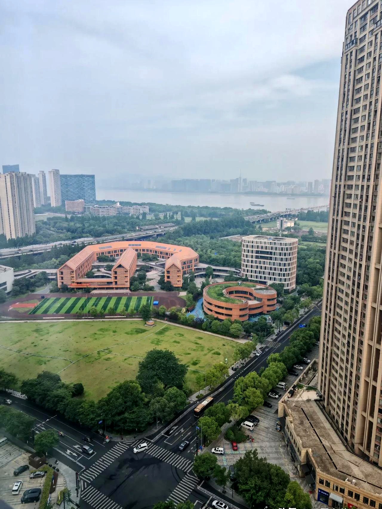 她从小在国外生活,这次是特意回国做整形的